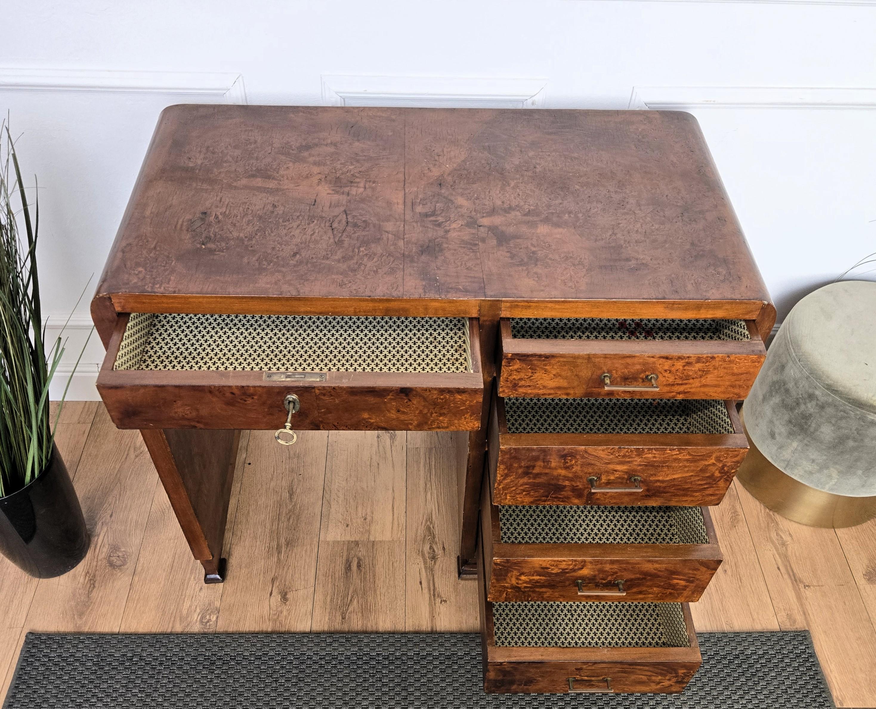 1940er Jahre Art Deco Midcentury Italienischer Schreibtisch aus Nussbaum Wurzelholz mit Wasserfall-Schreibtisch im Angebot 2