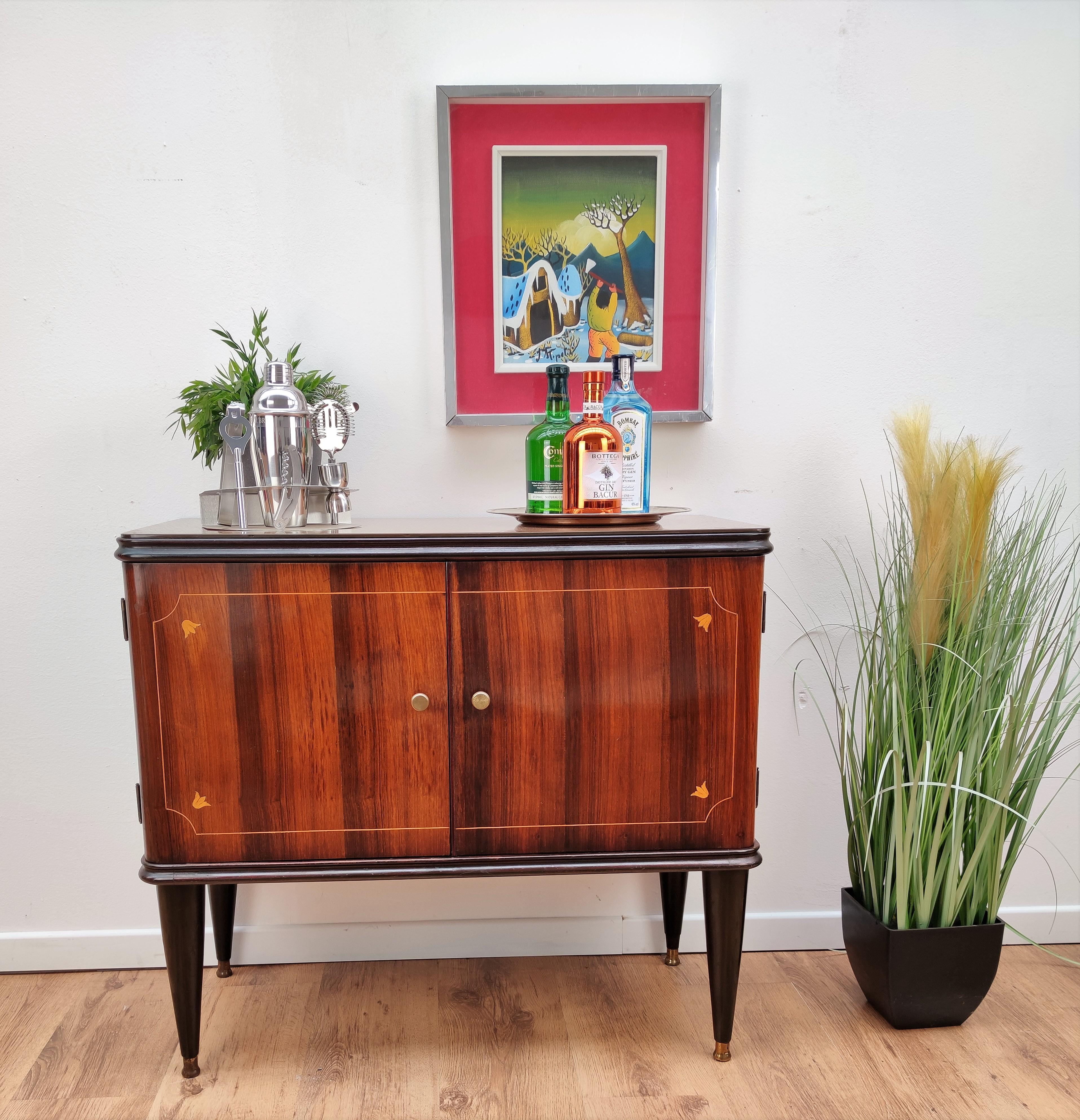 Very elegant Italian Art Deco Mid-Century Modern dry bar cabinet, in beautiful veneer walnut briar burl wood, two doors with inlay gilt frame decor, amazing interior part in mirrors mosaic and shelves with antique brass handles and glass top. The