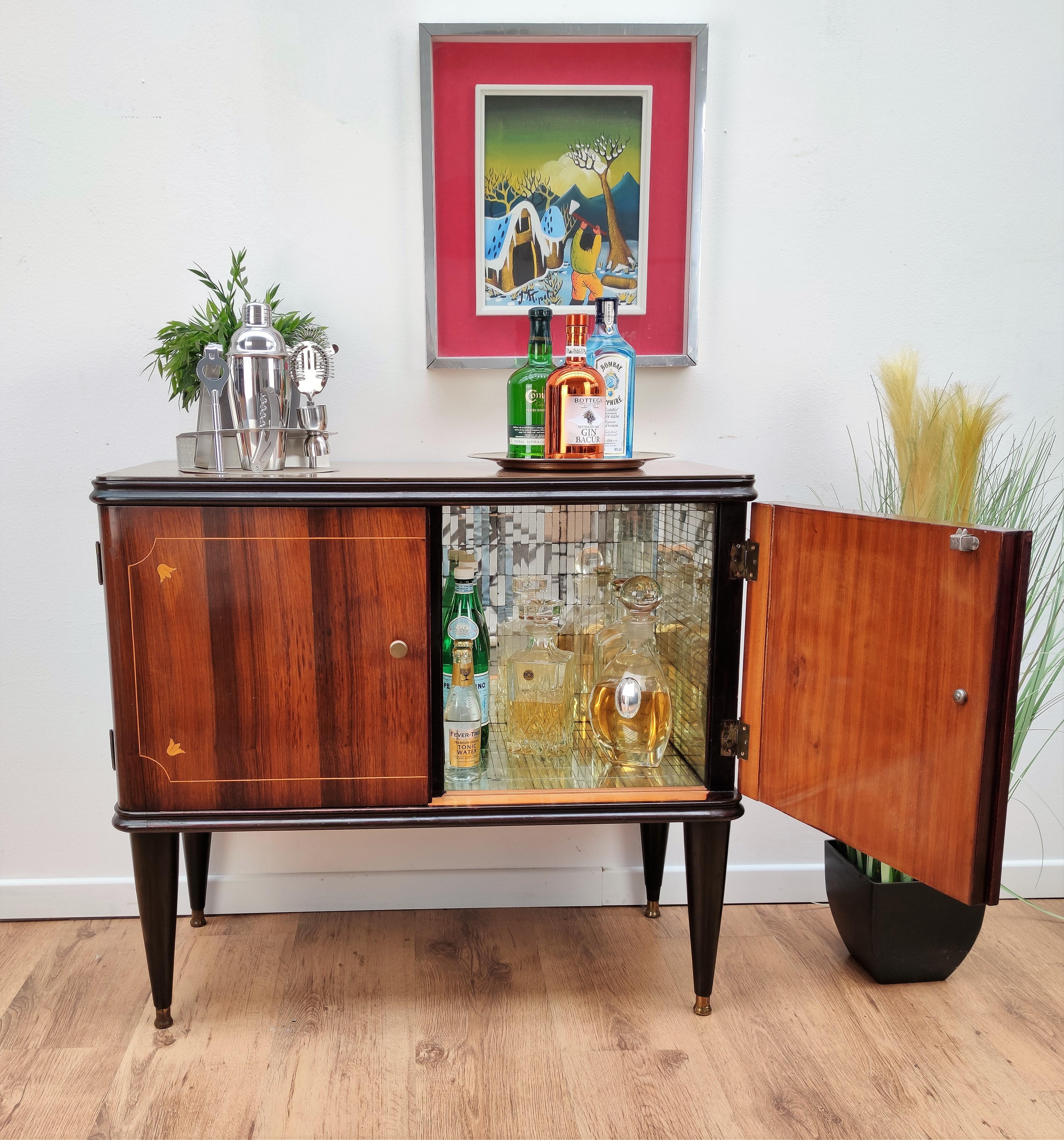 1940s Art Deco Midcentury Italian Walnut Inlay and Mirror Mosaic Dry Bar Cabinet In Good Condition In Carimate, Como