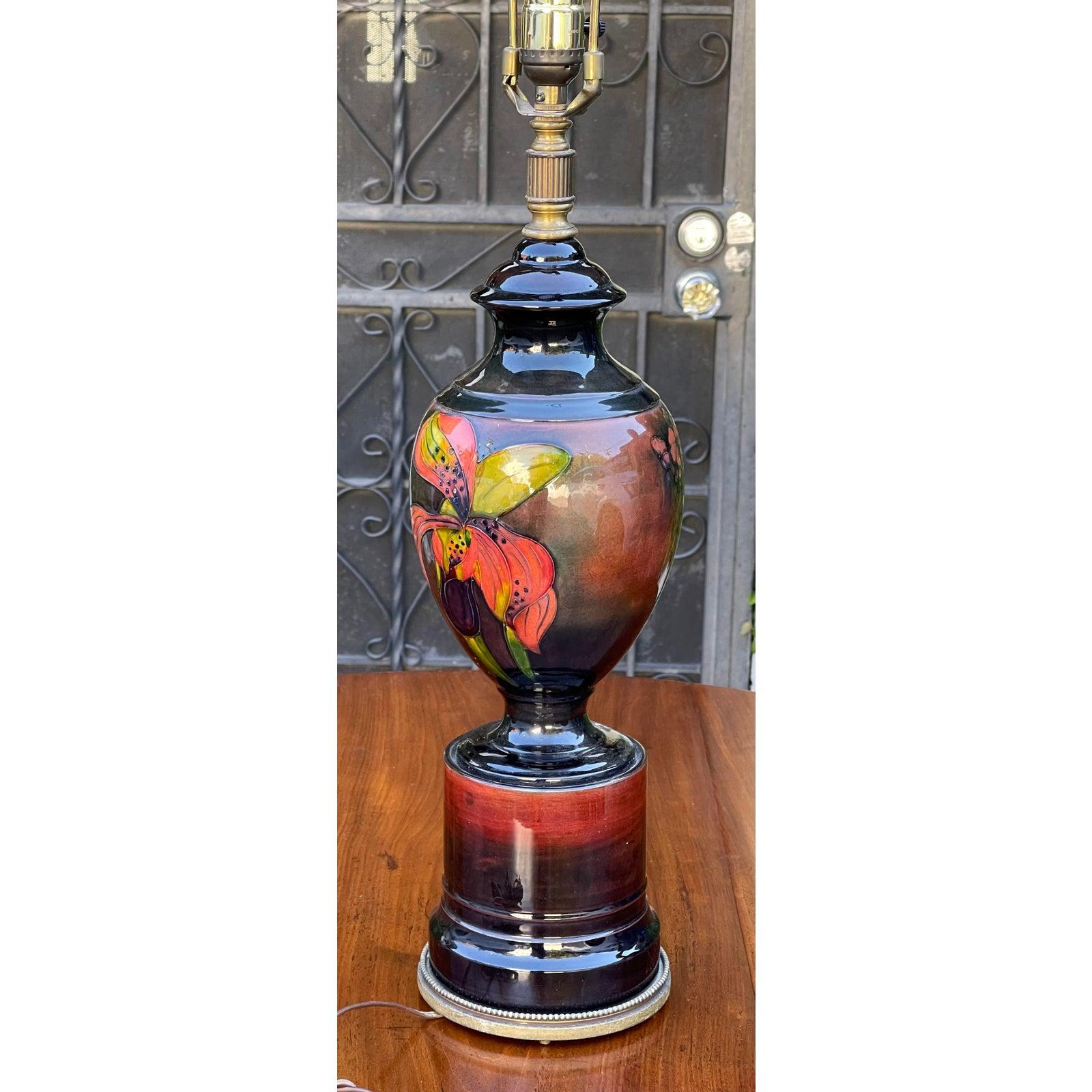 Lampe de table en poterie Art Déco Moorcroft des années 1940 en vente 1
