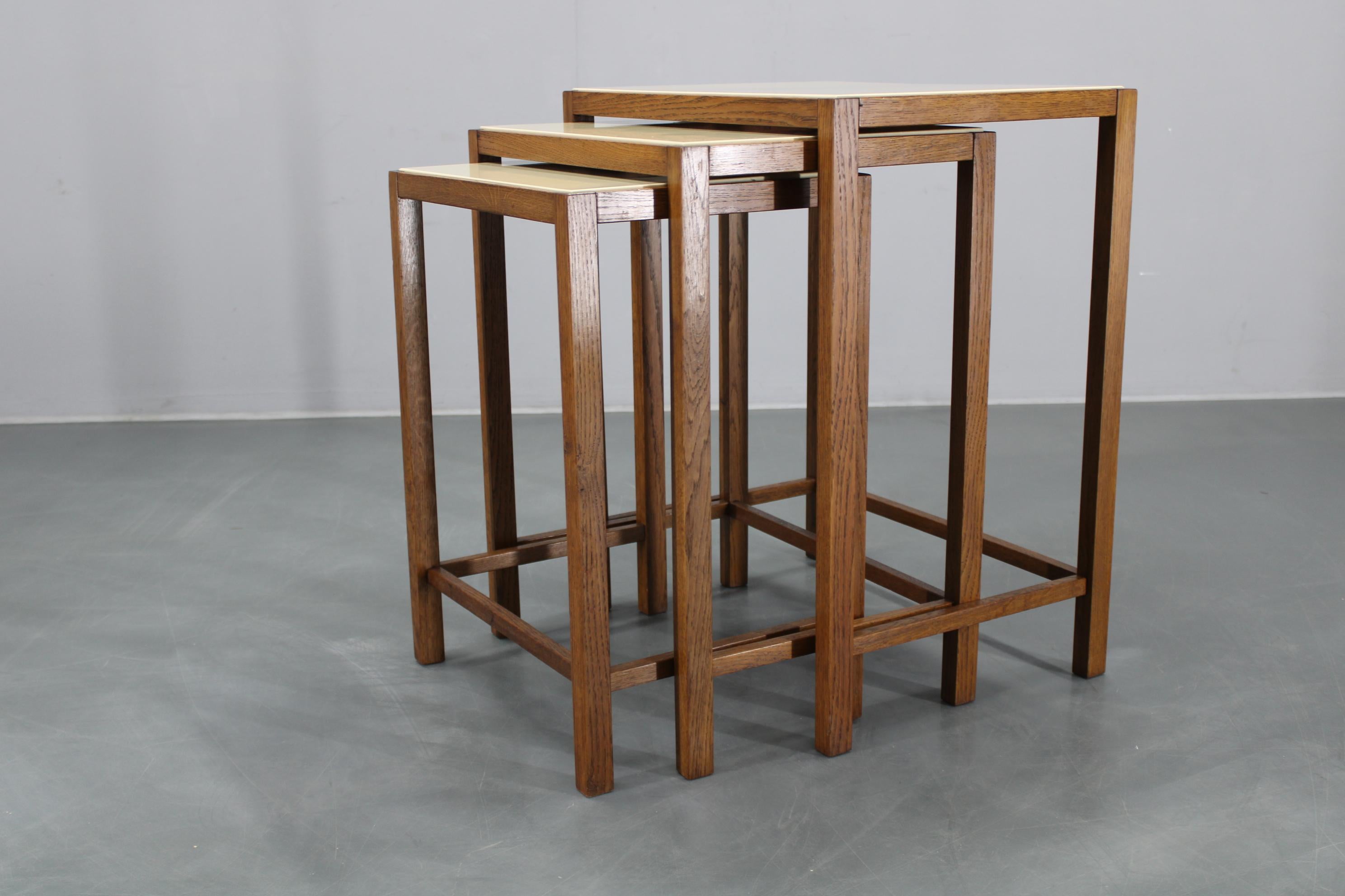  - cuidadosamente reformado 
- Esqueleto de madera de roble 
- Las dimensiones de las otras dos mesas son : Altura :63cm - Anchura:49cm-Profundidad:37cm ; Altura:59cm-Anchura:43cm-Profundidad34cm