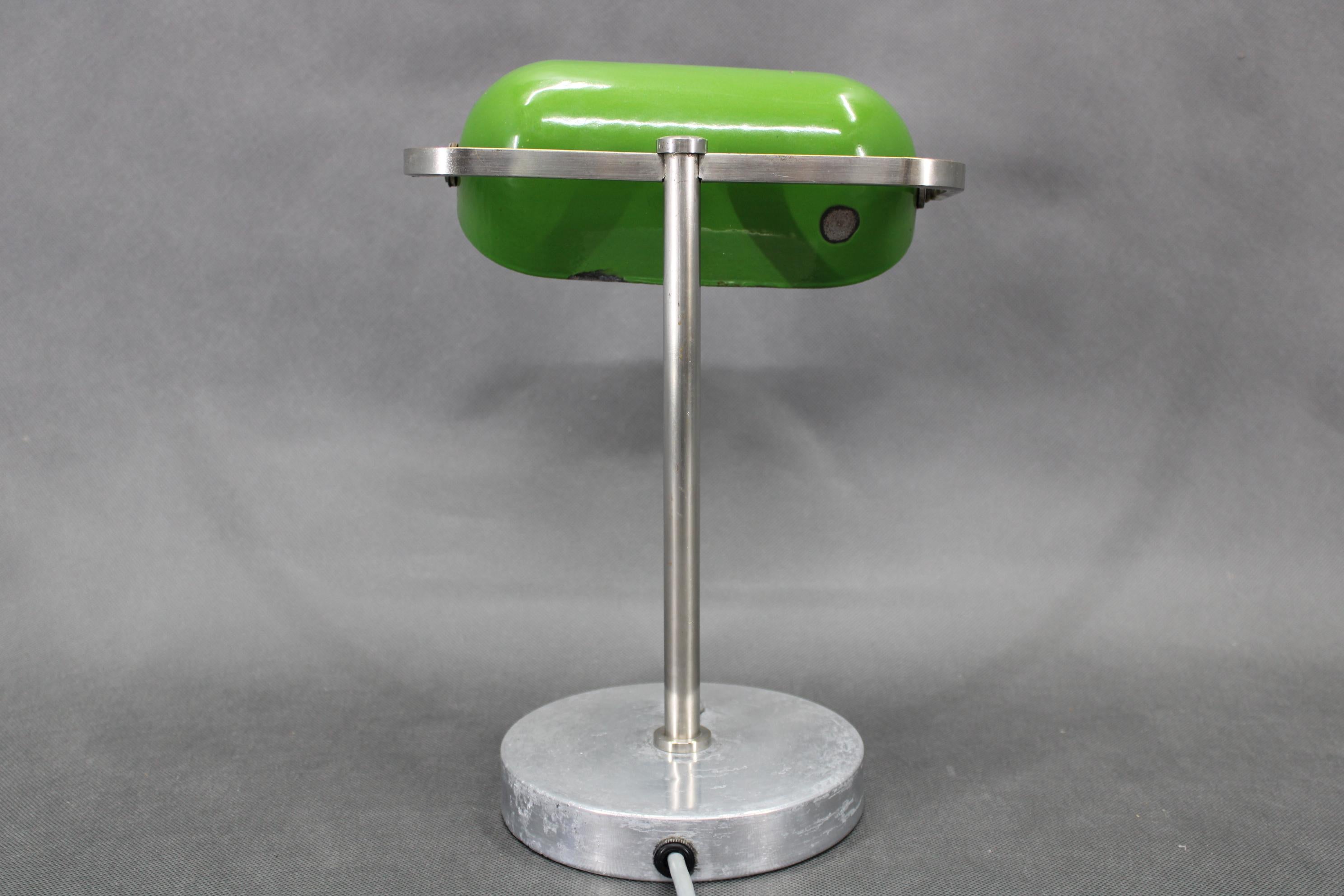 Lámpara de mesa Art Decó Banker de níquel de los años 40, Checoslovaquia en Bueno estado para la venta en Praha, CZ