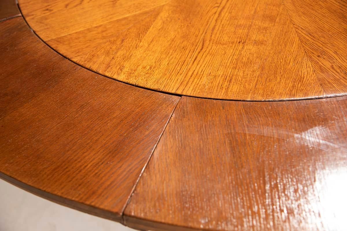 Table ronde en Oak Oak des années 1940, détails en Wood Wood noir, pied octogonal, extensible en vente 4