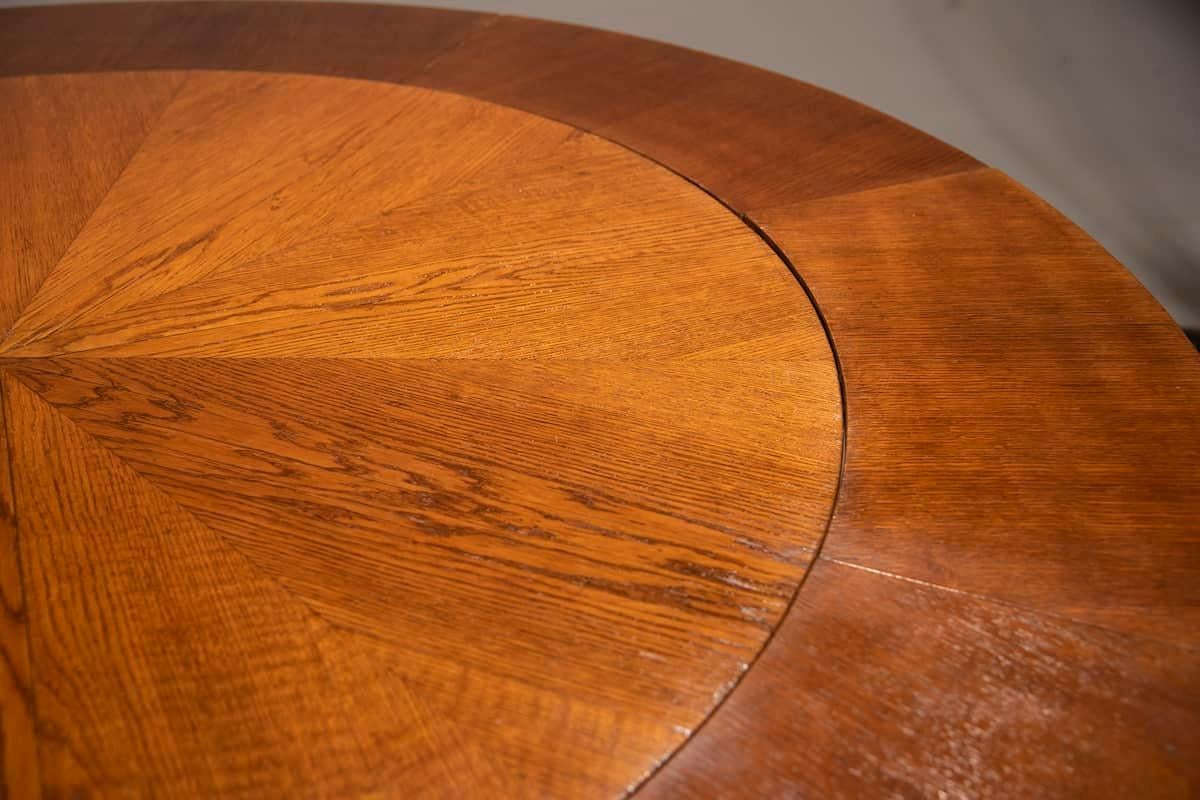 Table ronde en Oak Oak des années 1940, détails en Wood Wood noir, pied octogonal, extensible en vente 5
