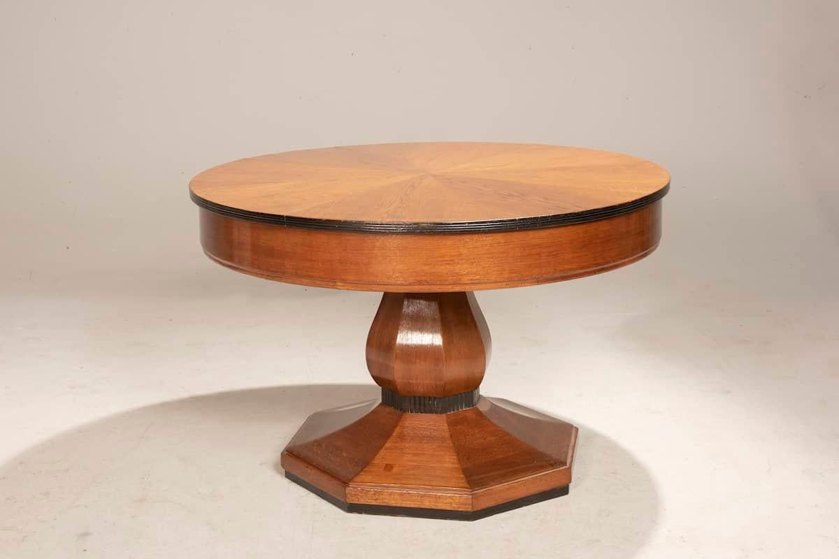 Table ronde en Oak Oak des années 1940, détails en Wood Wood noir, pied octogonal, extensible

Table ronde Art Deco en chêne à rallonge. La table est en bon état après une restauration conservatrice. Le diamètre est de 120 cm et peut être étendu à