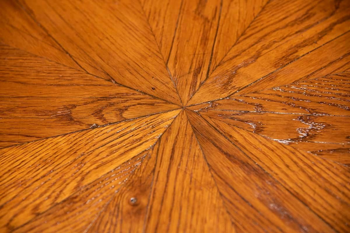 Milieu du XXe siècle Table ronde en Oak Oak des années 1940, détails en Wood Wood noir, pied octogonal, extensible en vente