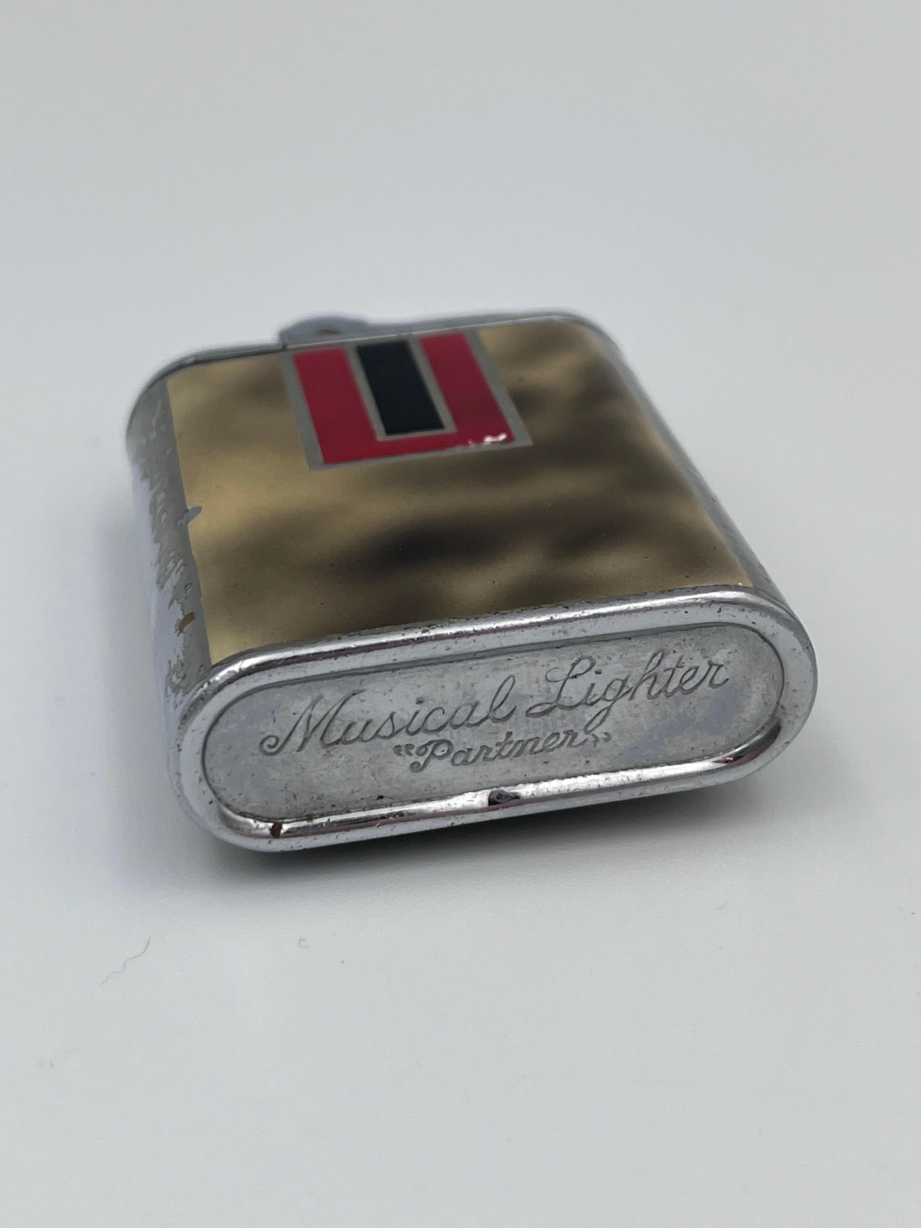 1940's Art Deco Partner Wind Up Musical Feuerzeug Rot und Schwarz auf poliertem Chrom im Angebot 4