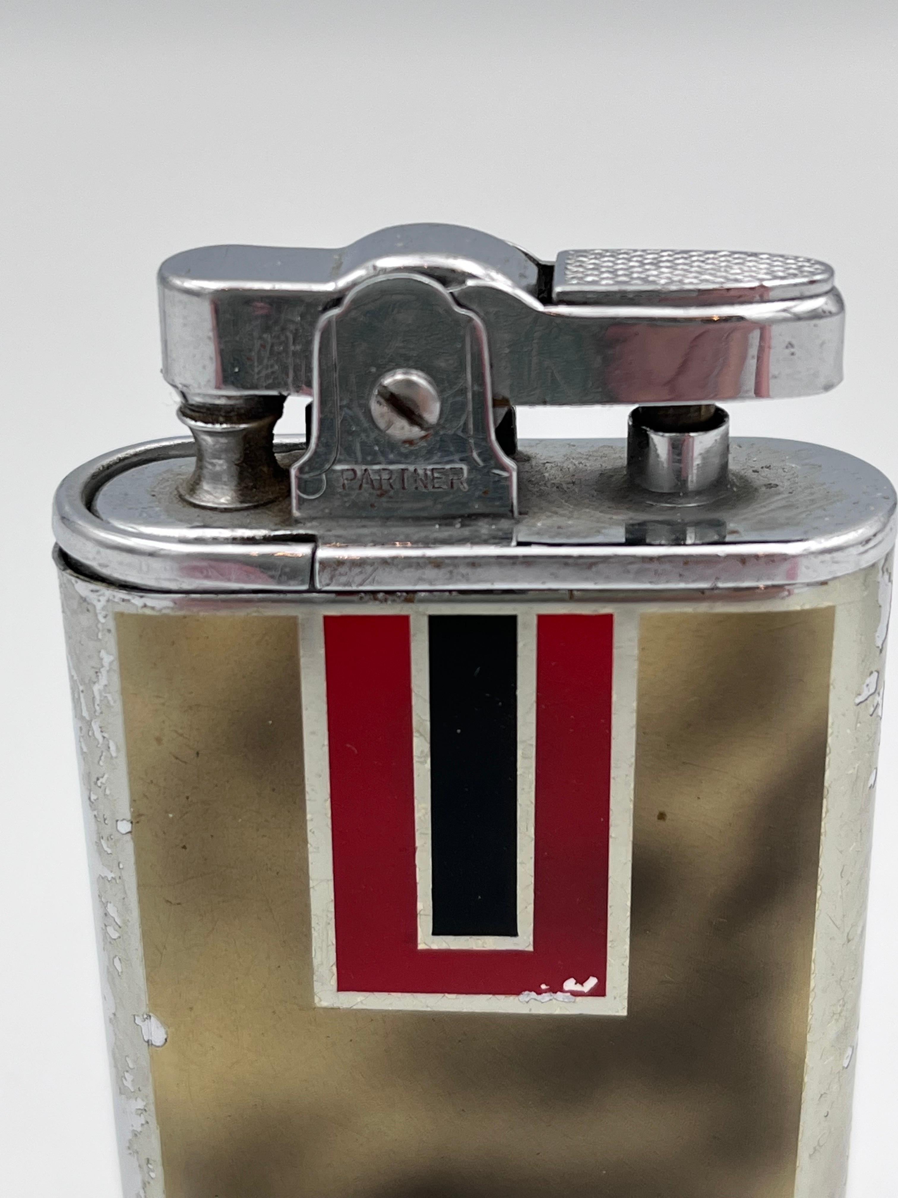 1940's Art Deco Partner Wind Up Musical Feuerzeug Rot und Schwarz auf poliertem Chrom im Angebot 5