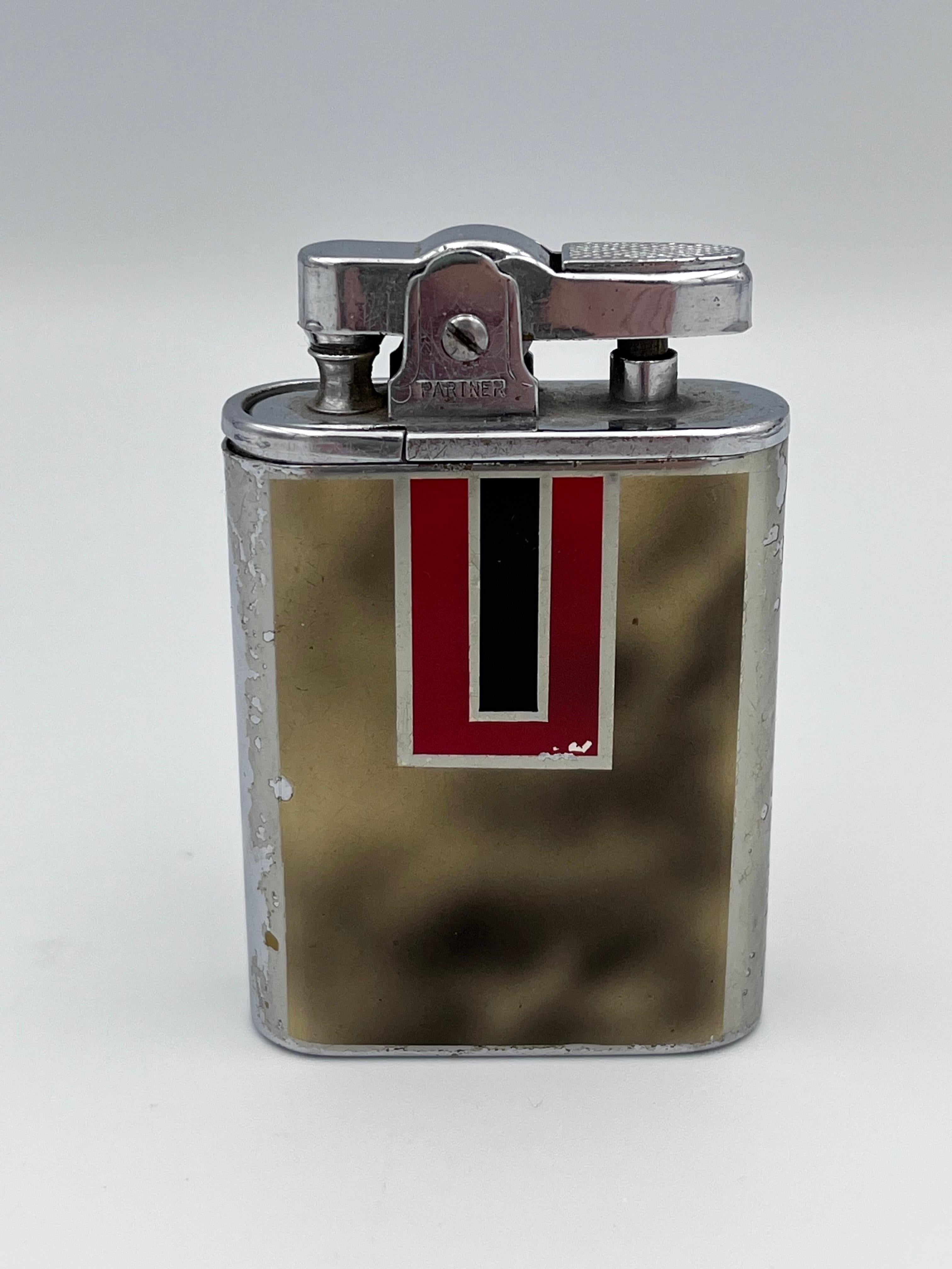 1940er Jahre Art Deco Partner Wind-Up Musical Feuerzeug, Rot & Schwarz mit poliertem Chrom

Dieses Partner-Musikfeuerzeug ist ein bemerkenswertes Beispiel für das neue Art-Déco-Design der 1940er Jahre und vereint Eleganz, Launenhaftigkeit und