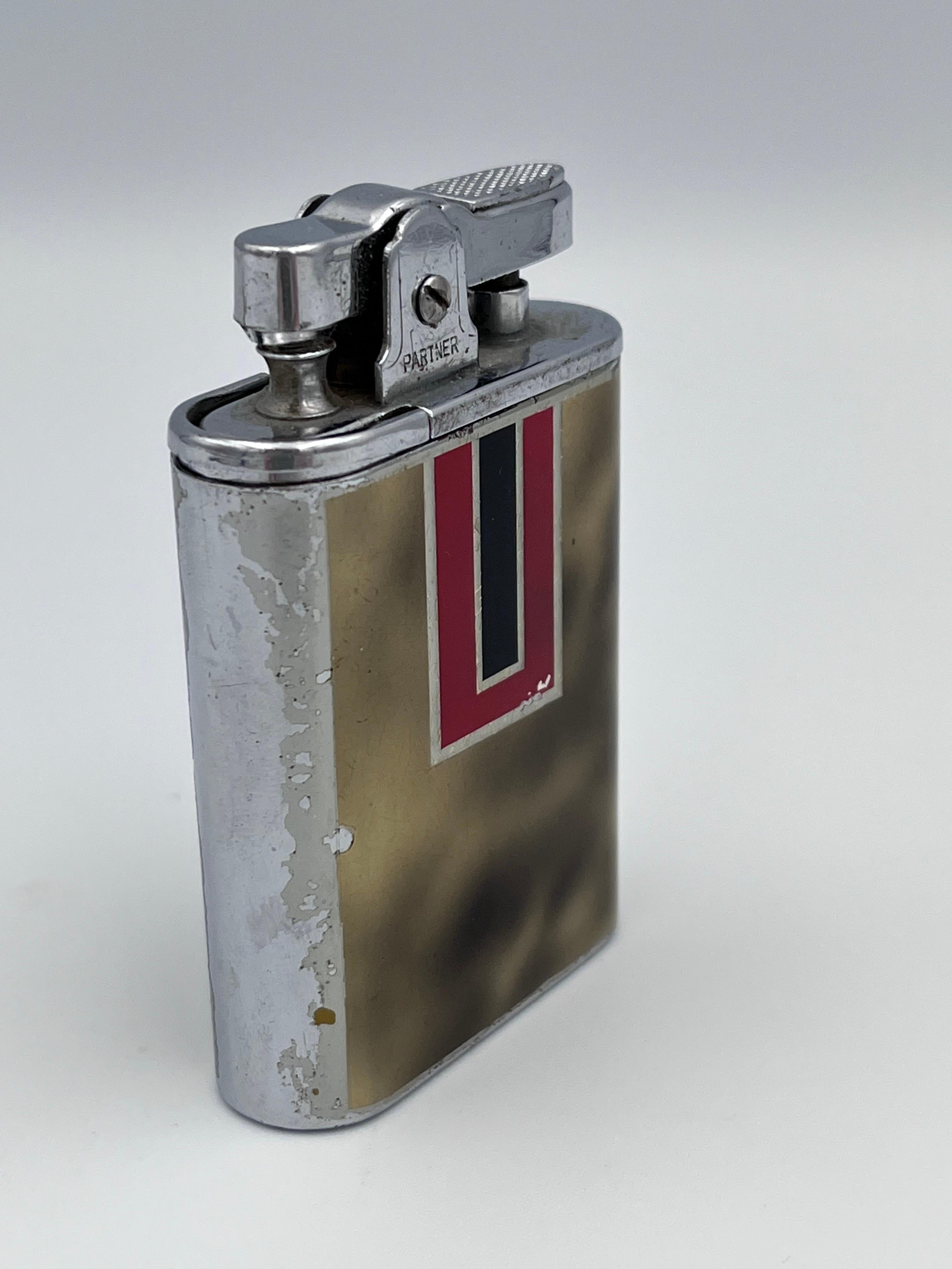 1940's Art Deco Partner Wind Up Musical Feuerzeug Rot und Schwarz auf poliertem Chrom (Metall) im Angebot