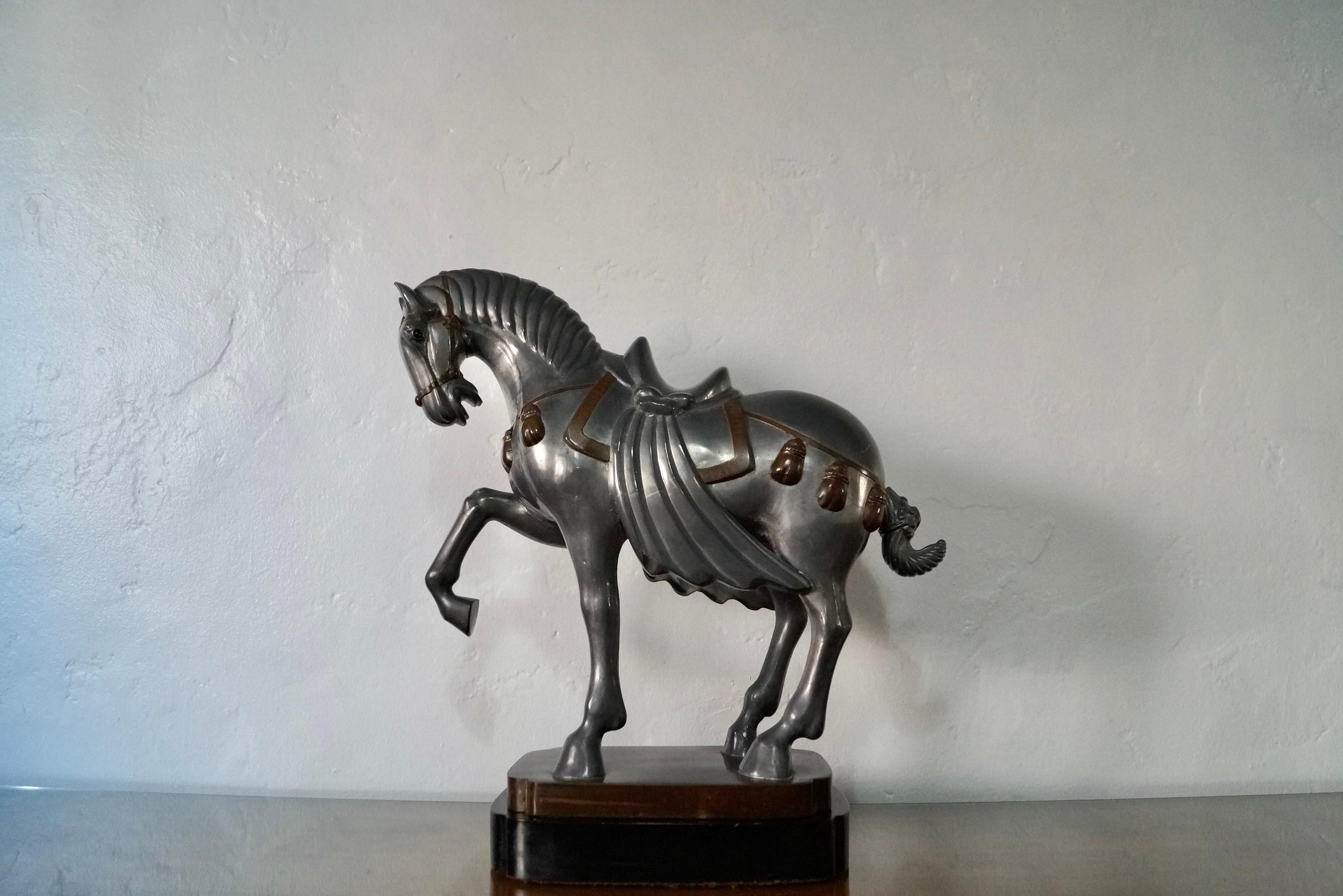Milieu du XXe siècle Sculpture de cheval en étain Art déco des années 1940 en vente