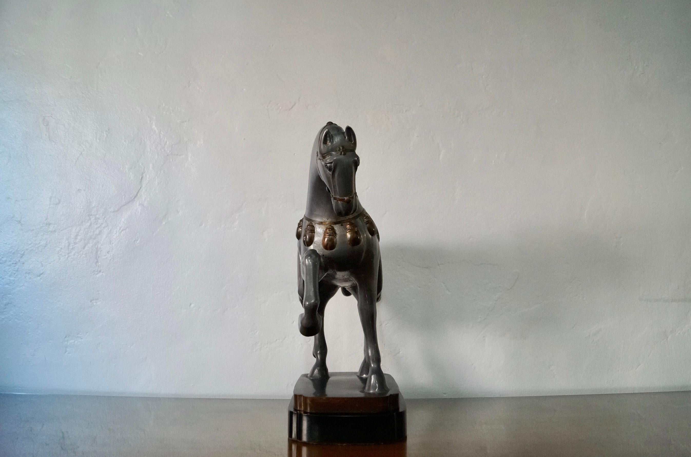 Laiton Sculpture de cheval en étain Art déco des années 1940 en vente