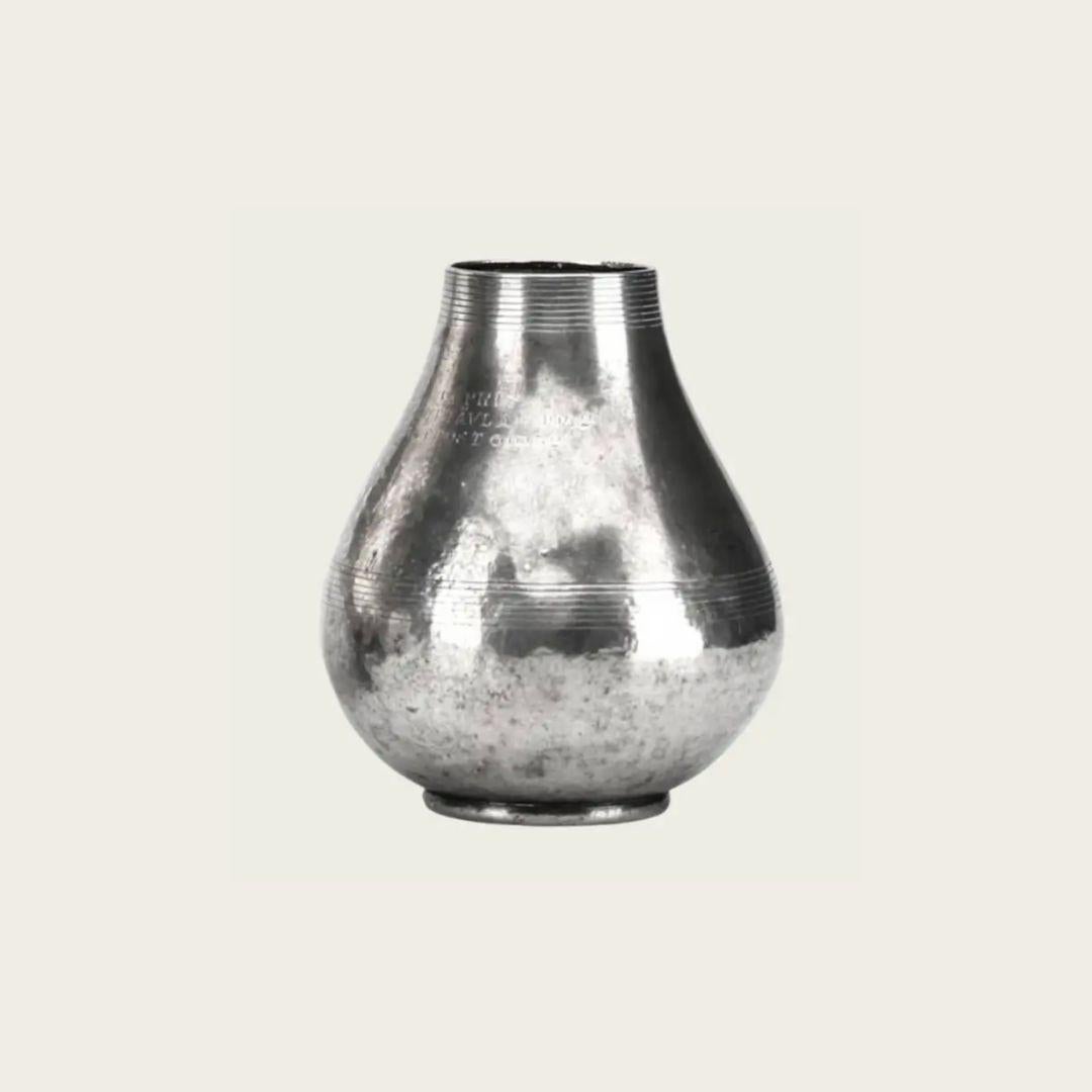 Con dettagli lineari incisi sul corpo e sul collo del vaso. Firmato Nils Fougstedt con messaggio di premio inciso sul corpo del vaso. Datato 1942. 

