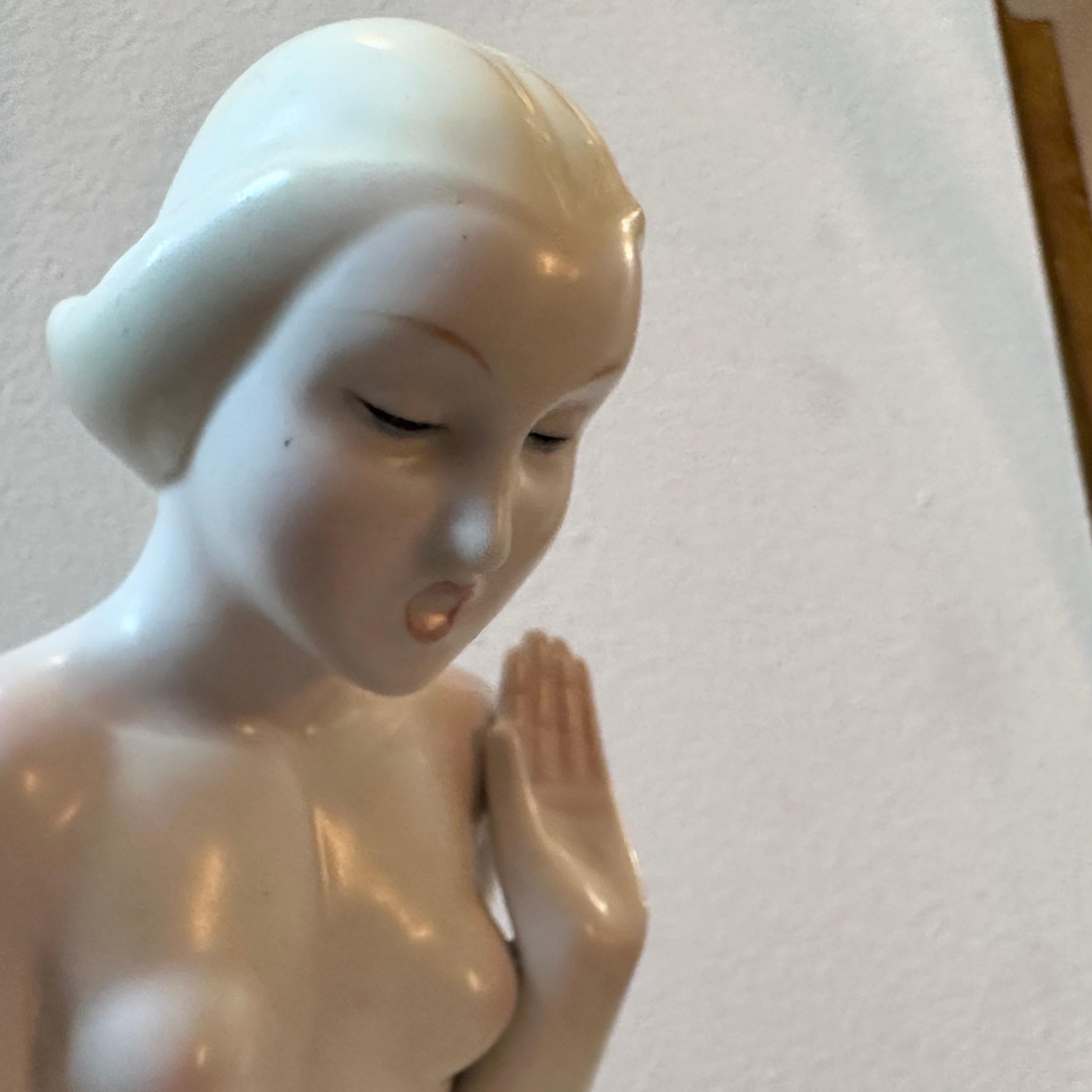 1940s Art Deco Porcelain Figure of a Woman on a Flower by Giovanni Ronzan In Good Condition For Sale In Aci Castello, IT