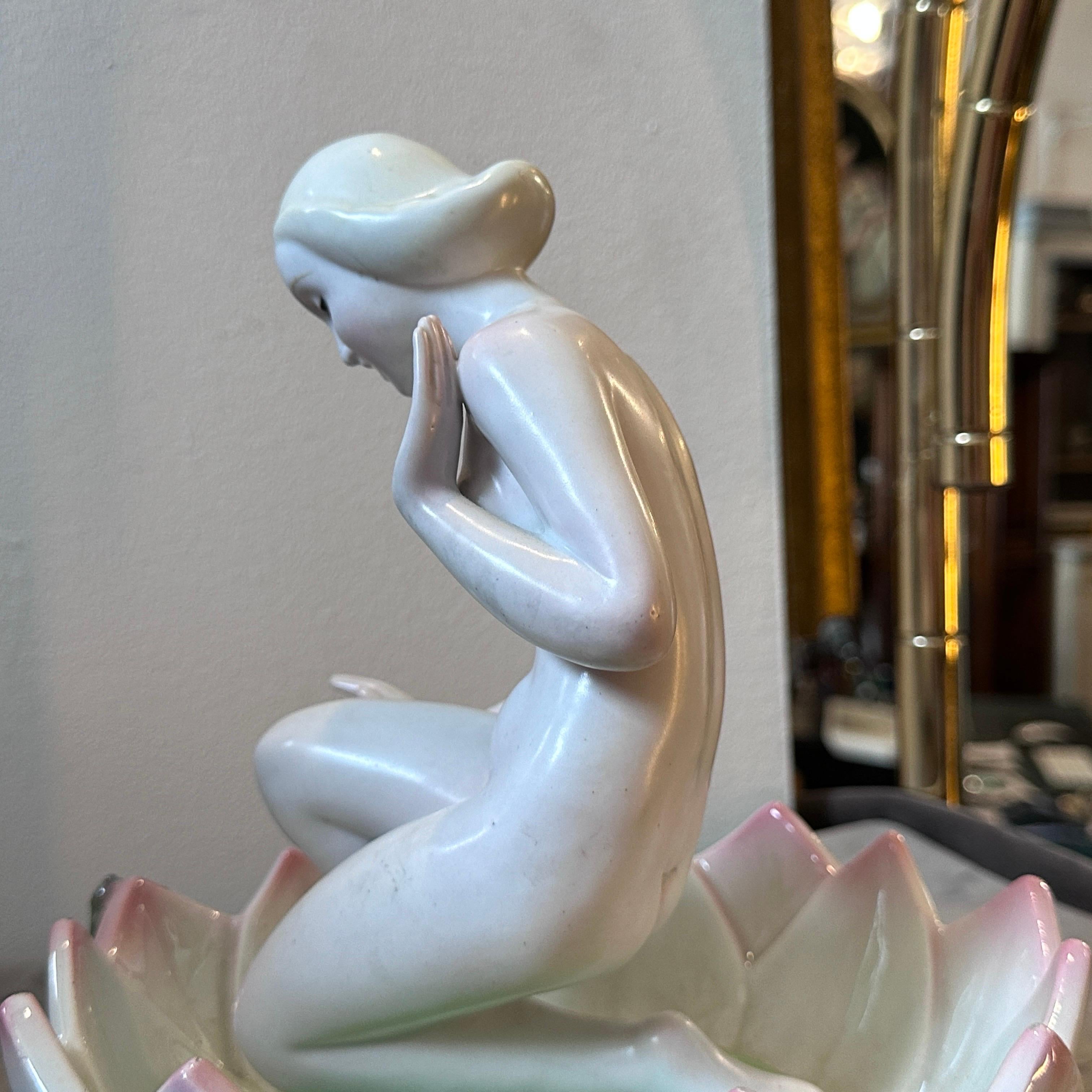 Porcelaine Figure en porcelaine Art Déco des années 1940 représentant une femme sur une fleur par Giovanni Ronzan en vente