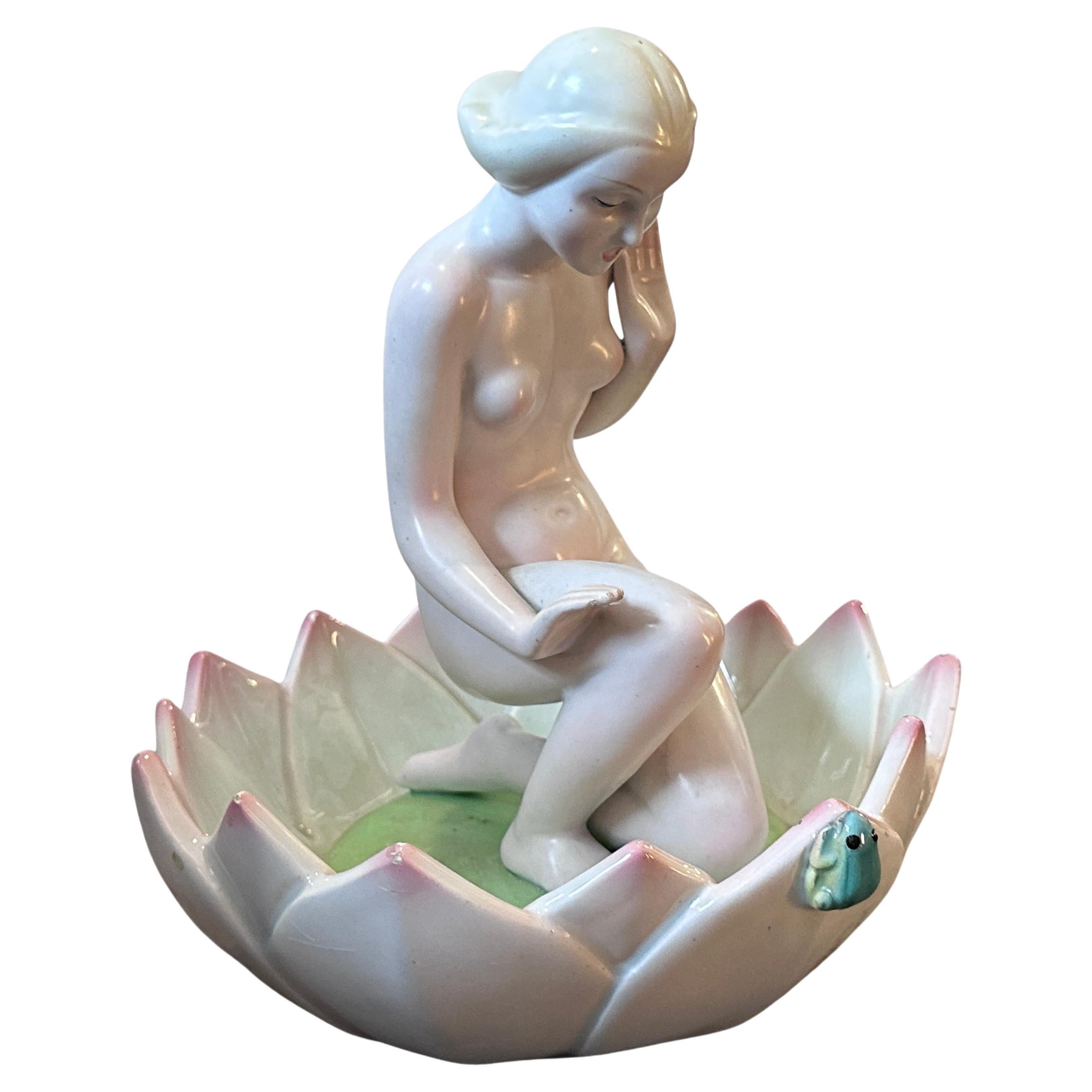 Figure en porcelaine Art Déco des années 1940 représentant une femme sur une fleur par Giovanni Ronzan
