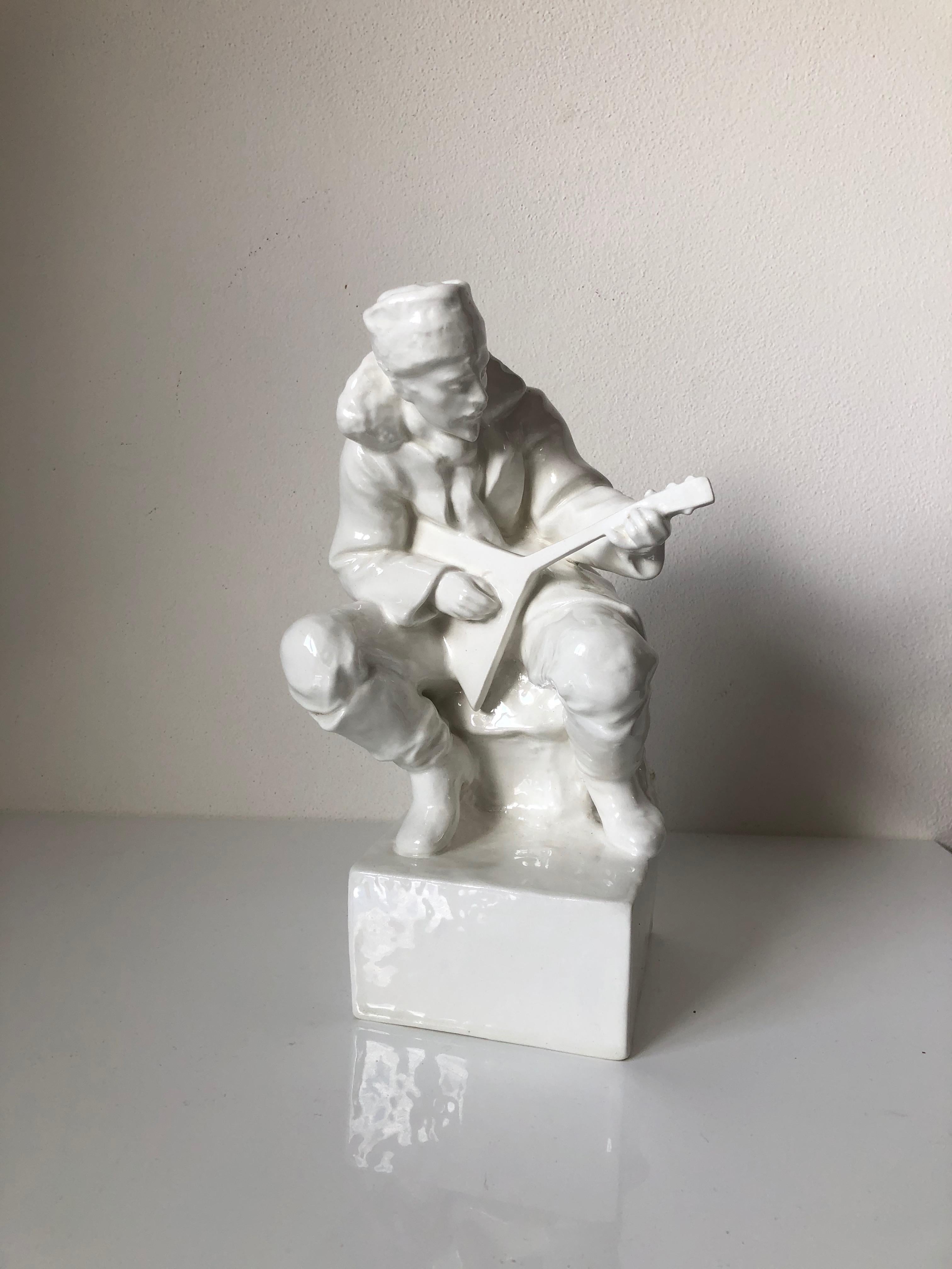 Art Déco Uomo in porcellana Art Deco del 1940 con liuto, Cecoslovacchia in vendita