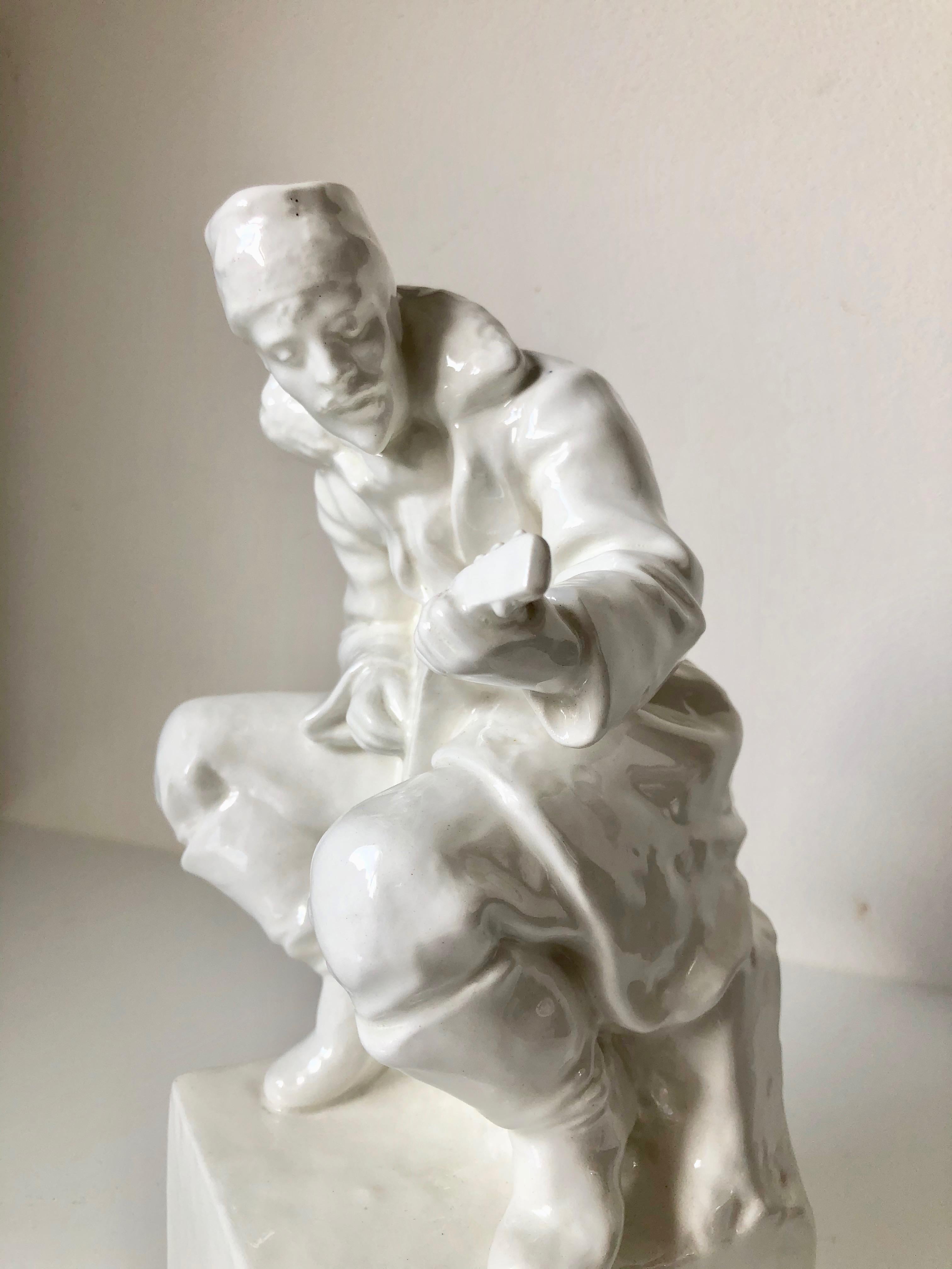 Uomo in porcellana Art Deco del 1940 con liuto, Cecoslovacchia in vendita 1