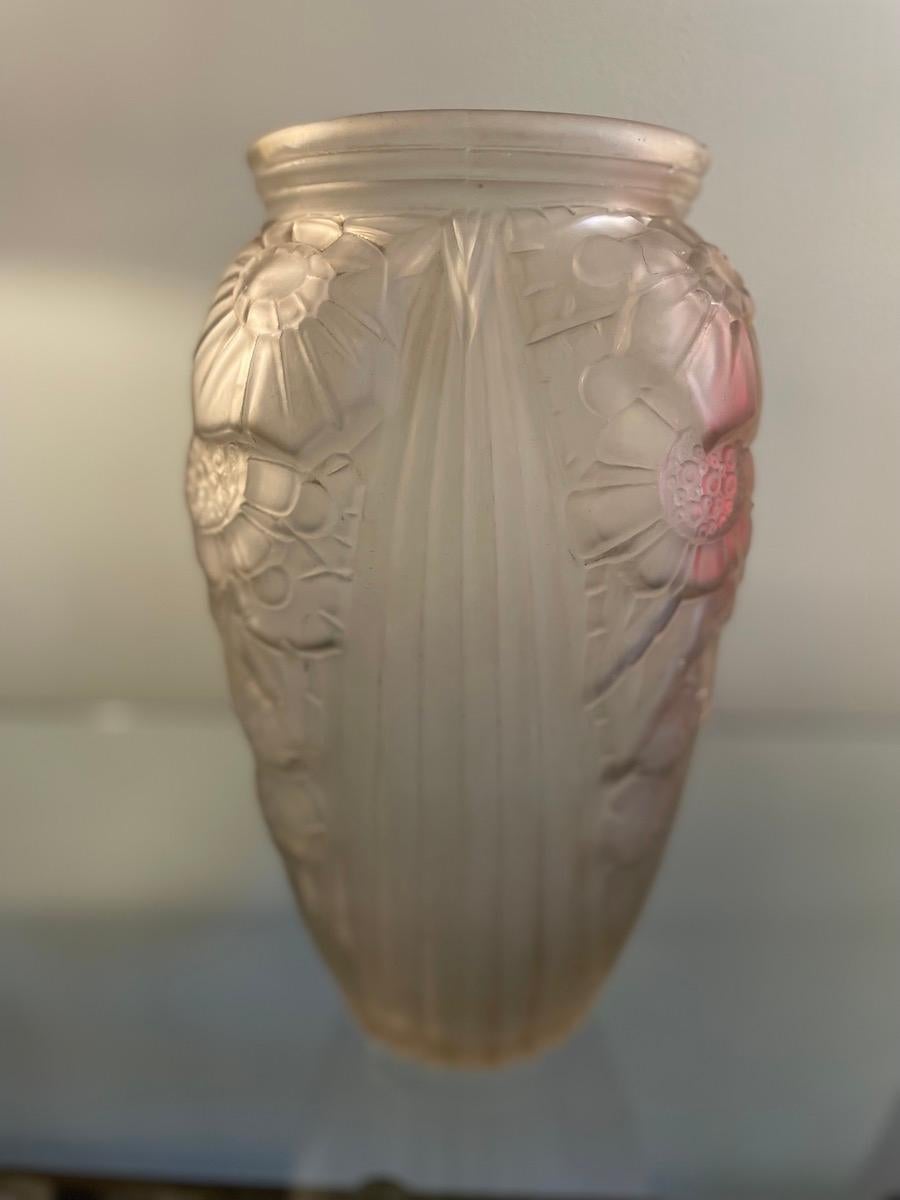 1940s Art Deco Red and Opal White Art Glass Vases For Sale 3