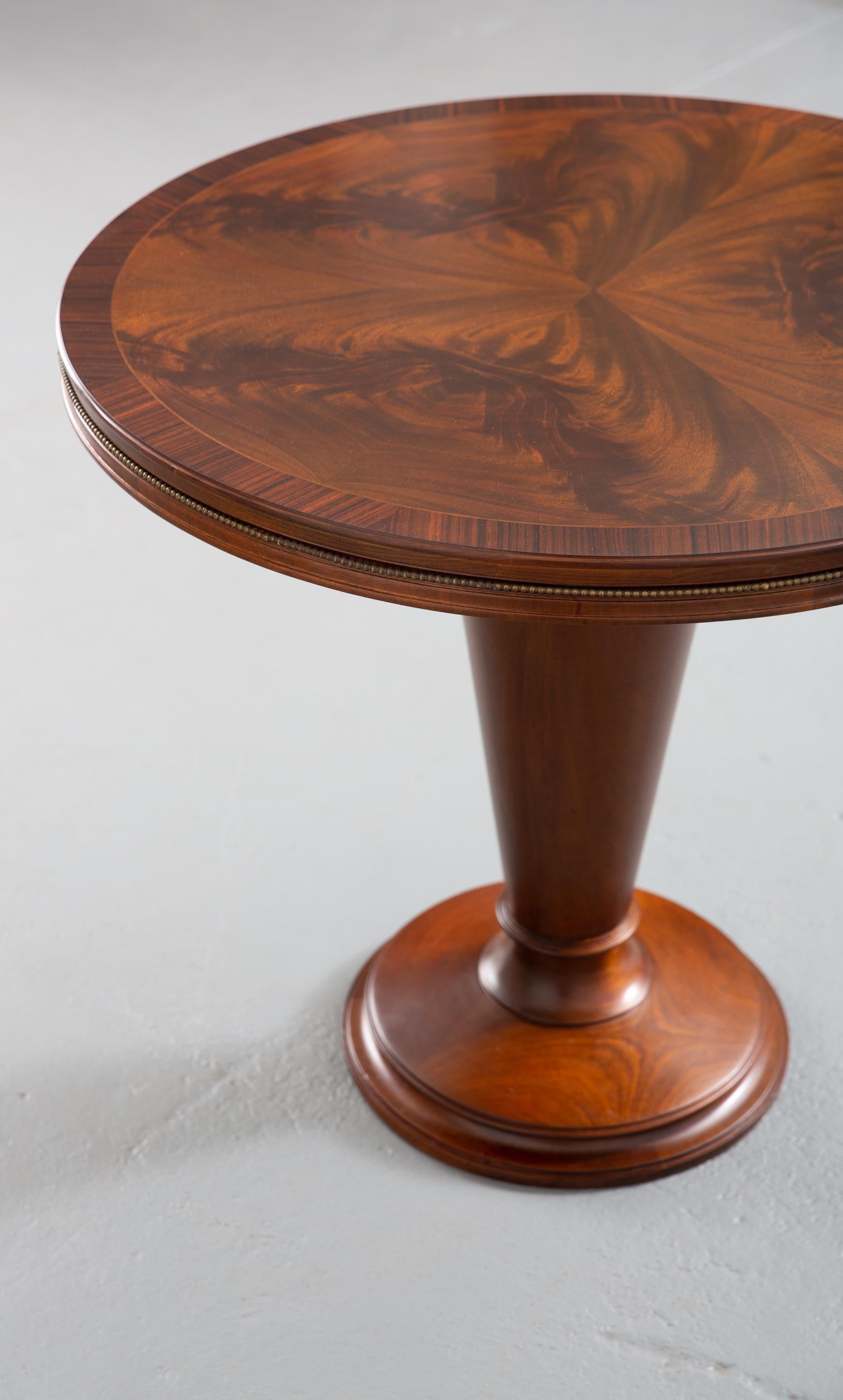 1940's Art Deco Round Center Table with Book Matched Flame Top For Sale 1