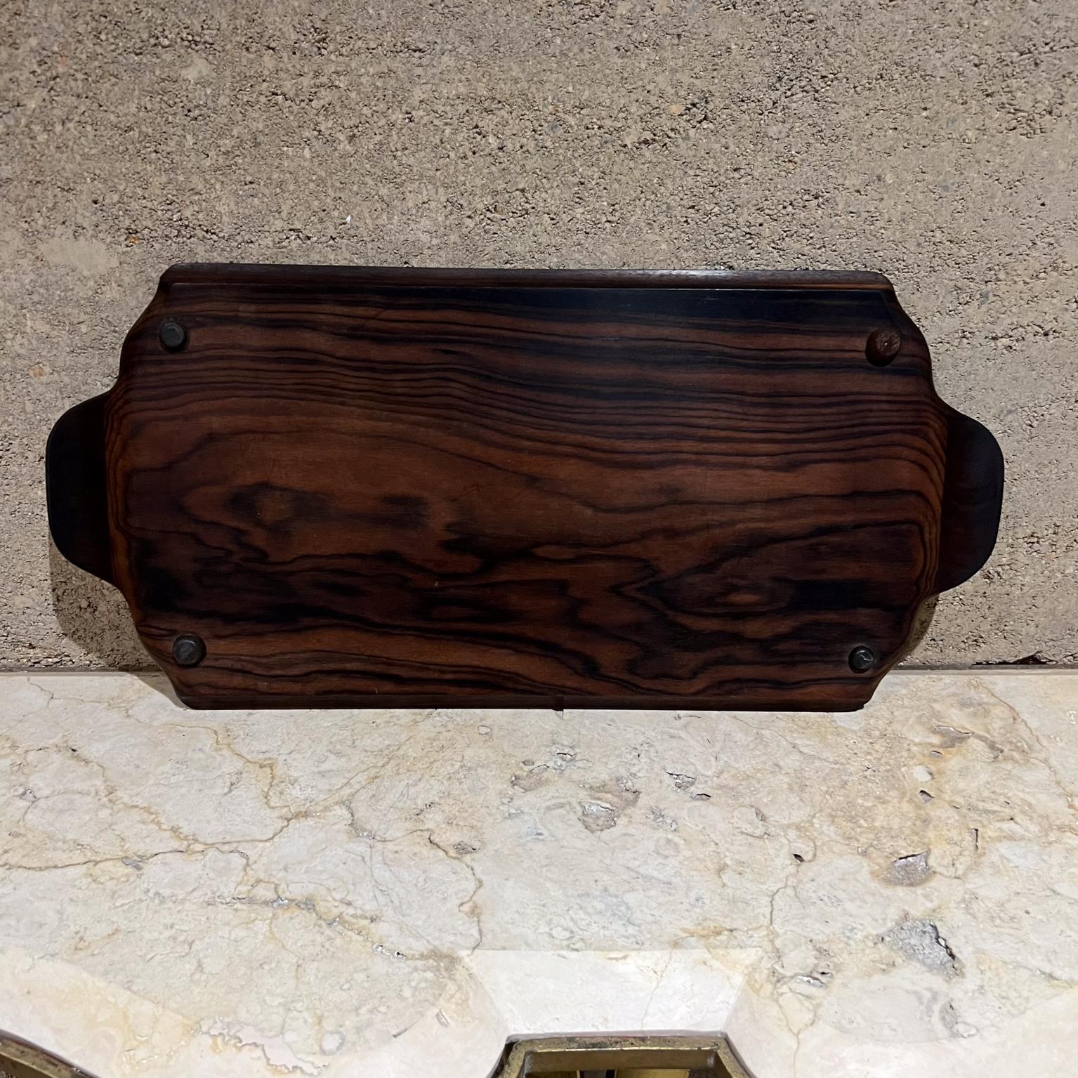 Vassoio da portata in legno massiccio esotico di epoca Art Deco
19,75 l x 9,25 p x 1 h.
Scolpito da un'unica lastra di legno.  Palissandro esotico. 
Appare come legno duro di cocobolo.
Vintage By originale, vedere le immagini.