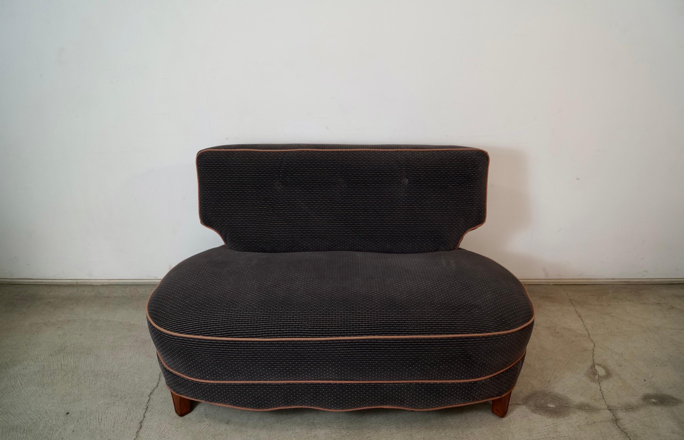 Se vende sofá-loveseat vintage Art Decó / de mediados de siglo. Anteriormente se retapizó en un precioso terciopelo, y sigue en un estado increíble. El terciopelo es gris con rosa y azul y tiene ribetes rosas en contraste por toda la superficie. Es