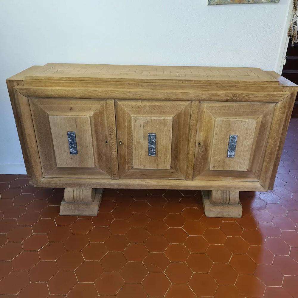 Magnificent sideboard in bleached solid oak with the tree inlaid in the doors, keyholes and brass key, very beautiful patina, some traces of wear and tear, Art Deco style, raw and geometric line mounted on 2 separate legs which gives lightness to