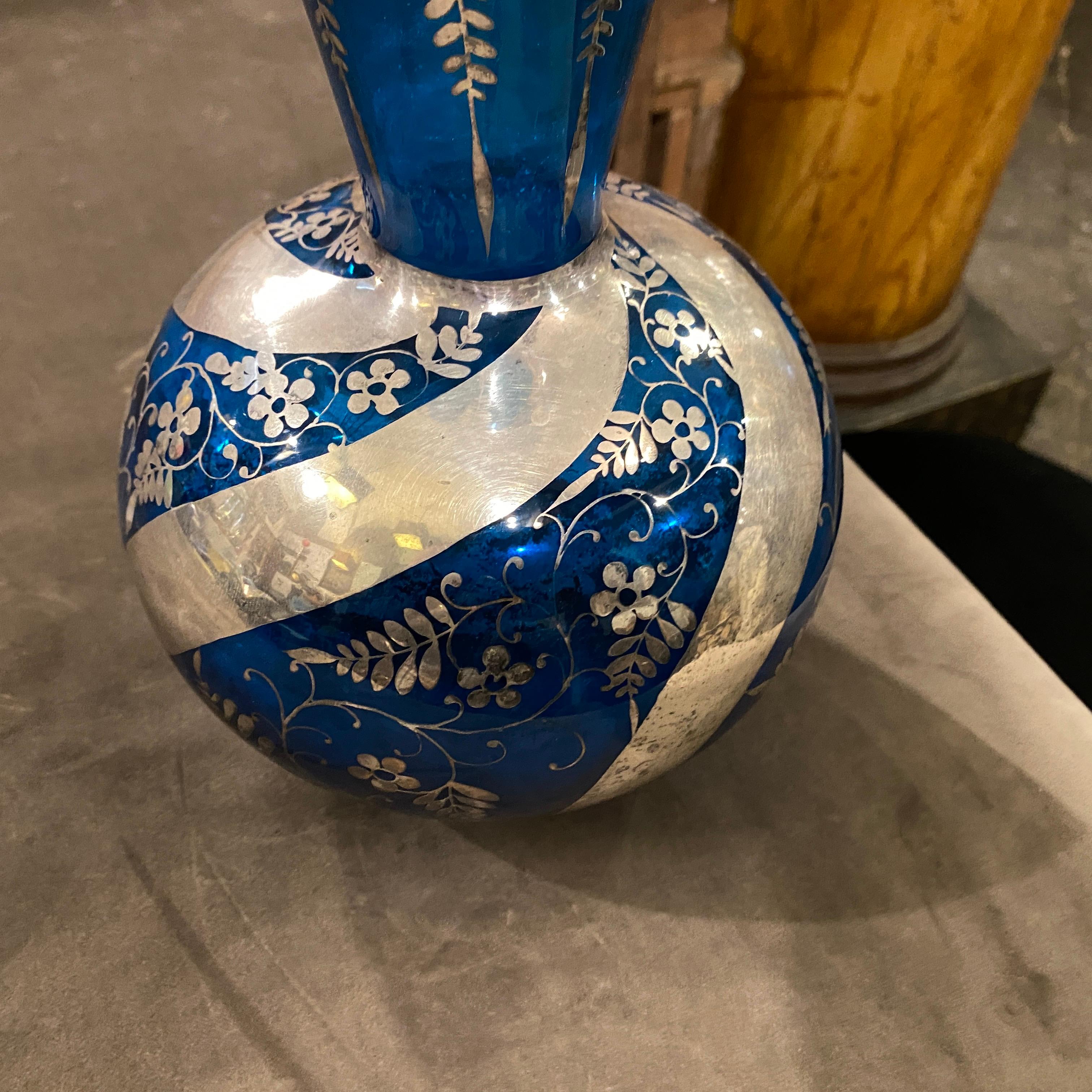 Rare vase en verre bleu et en argent fabriqué en Italie dans les années 30, il est en parfait état, les décors floraux en argent sont en patine d'origine. 