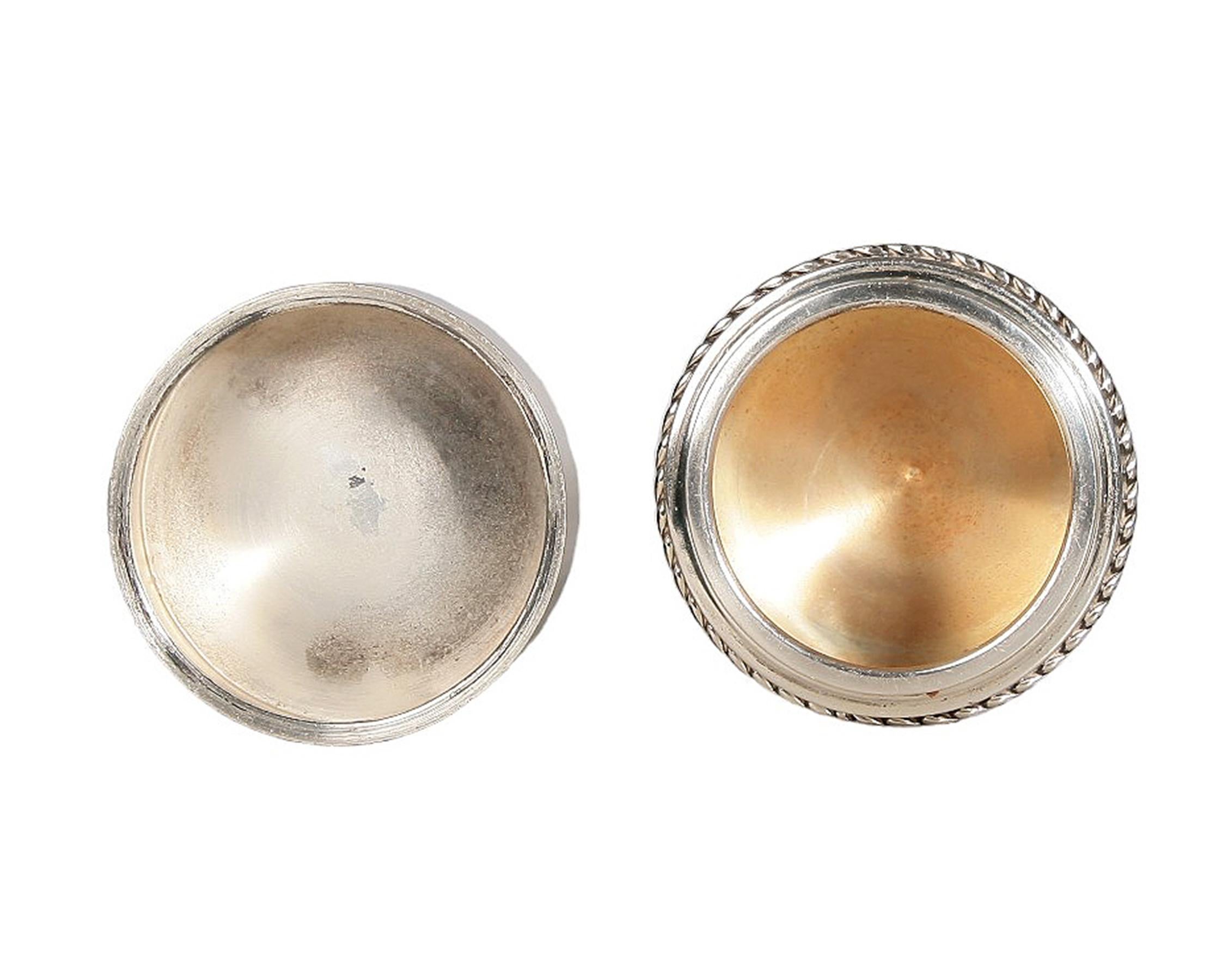Recipiente cilíndrico de metal plateado Art Déco de los años 40 de Jean Després, Francia Vaciado en venta
