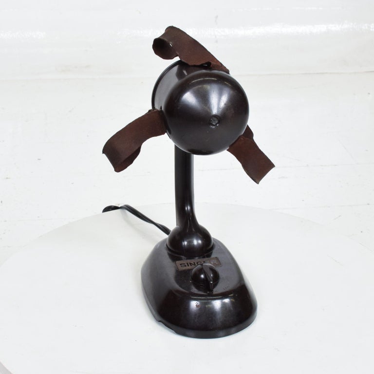 Art Deco vintage electric fan ribbonaire by Singer in Brown Bakelite.
Brown Bakelite Singer Ribbonaire fan with original ribbons intact.
Fan features a minimalist sculptural aerodynamic shape.
The USA circa the 1940s.
Dimensions: 10 H x 7 L x