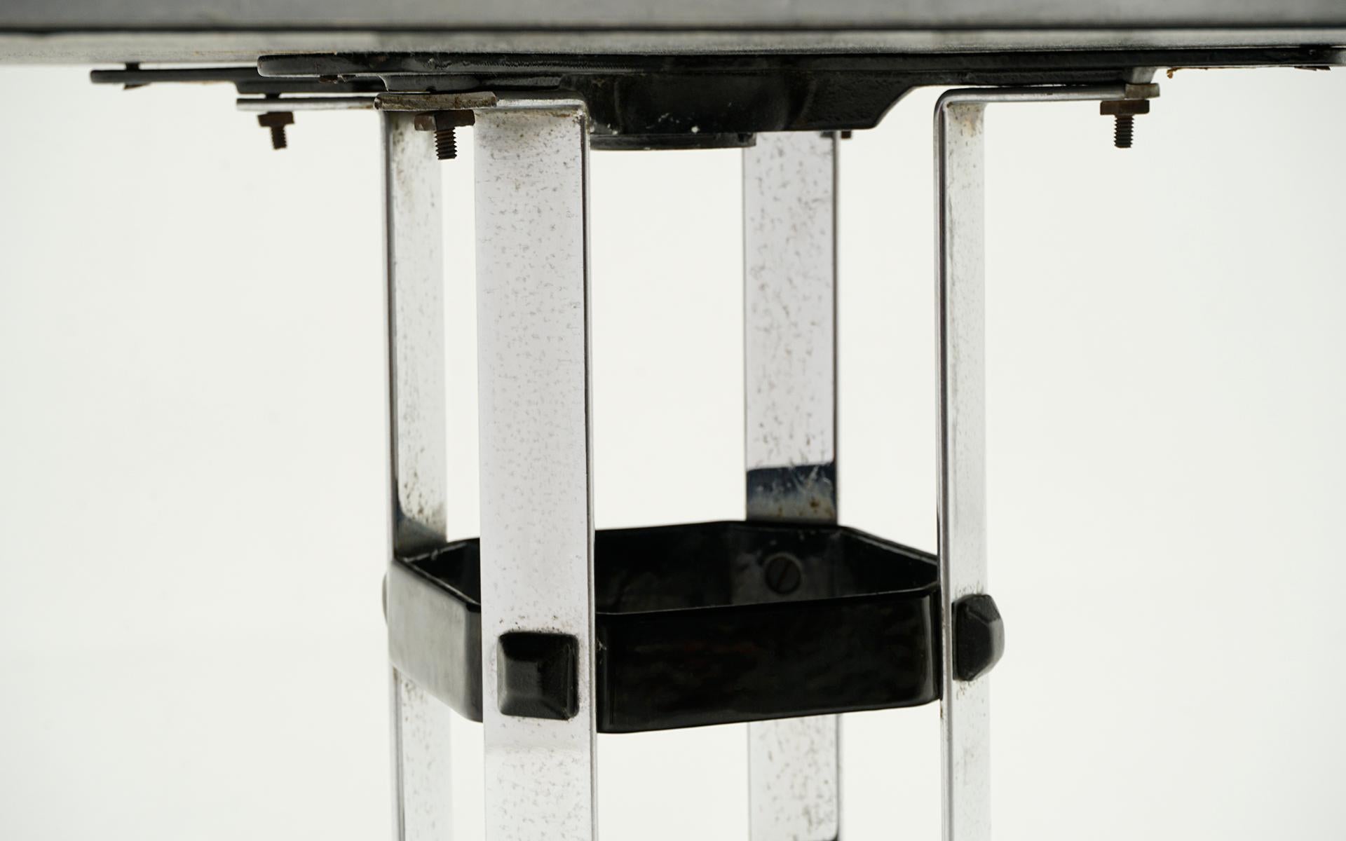 Petite salle à manger Art Déco 1940.  Chrome, verre noir Bon état - En vente à Kansas City, MO