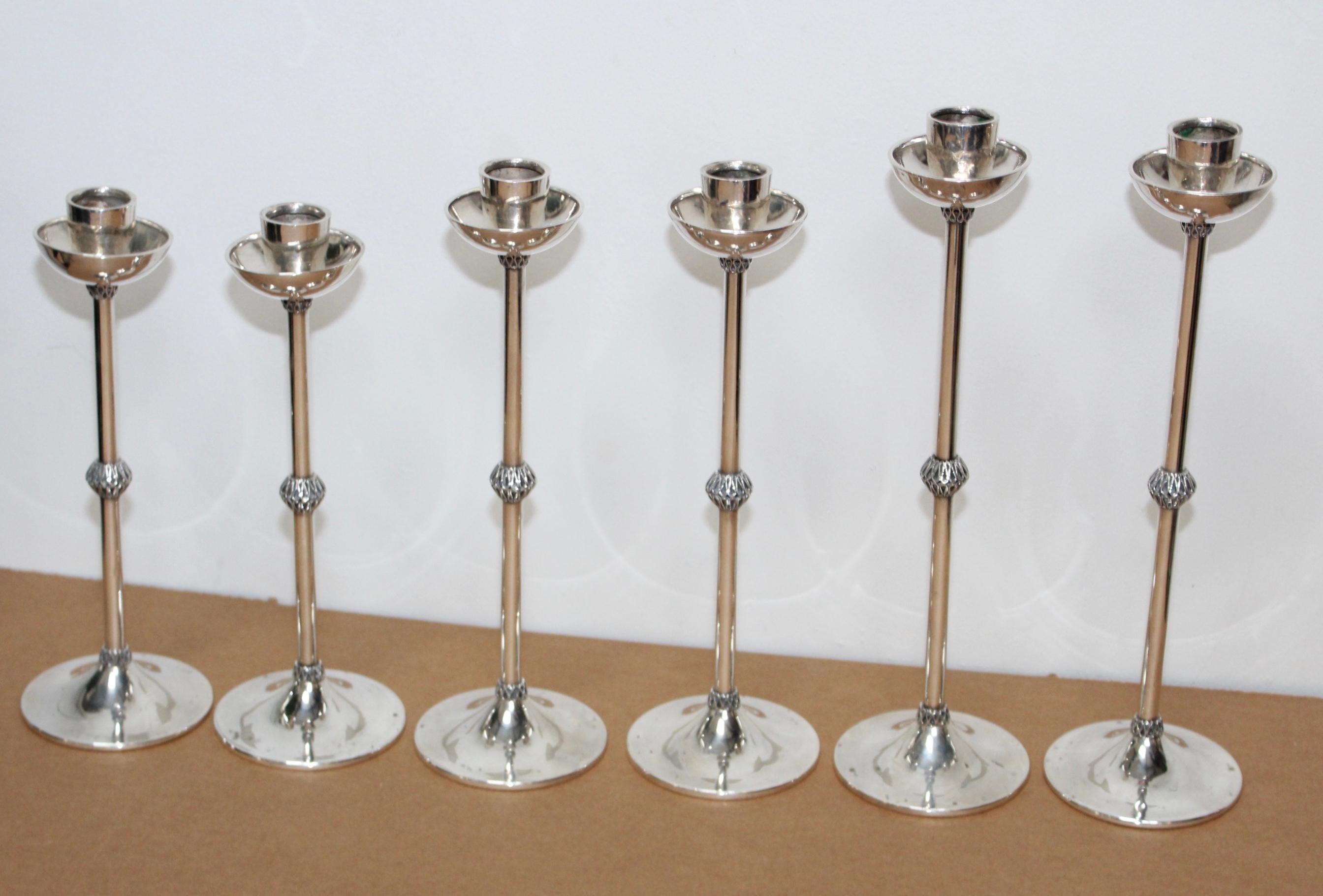 Beautiful set of 6 1940s Art Deco sterling silver candlesticks, in vintage original condition with some wear and patina and a few small dents.

The measurements are:

Large height 13”, diameter 3.75”
medium 11.5”, diameter 3.75”
Small 10.5”,