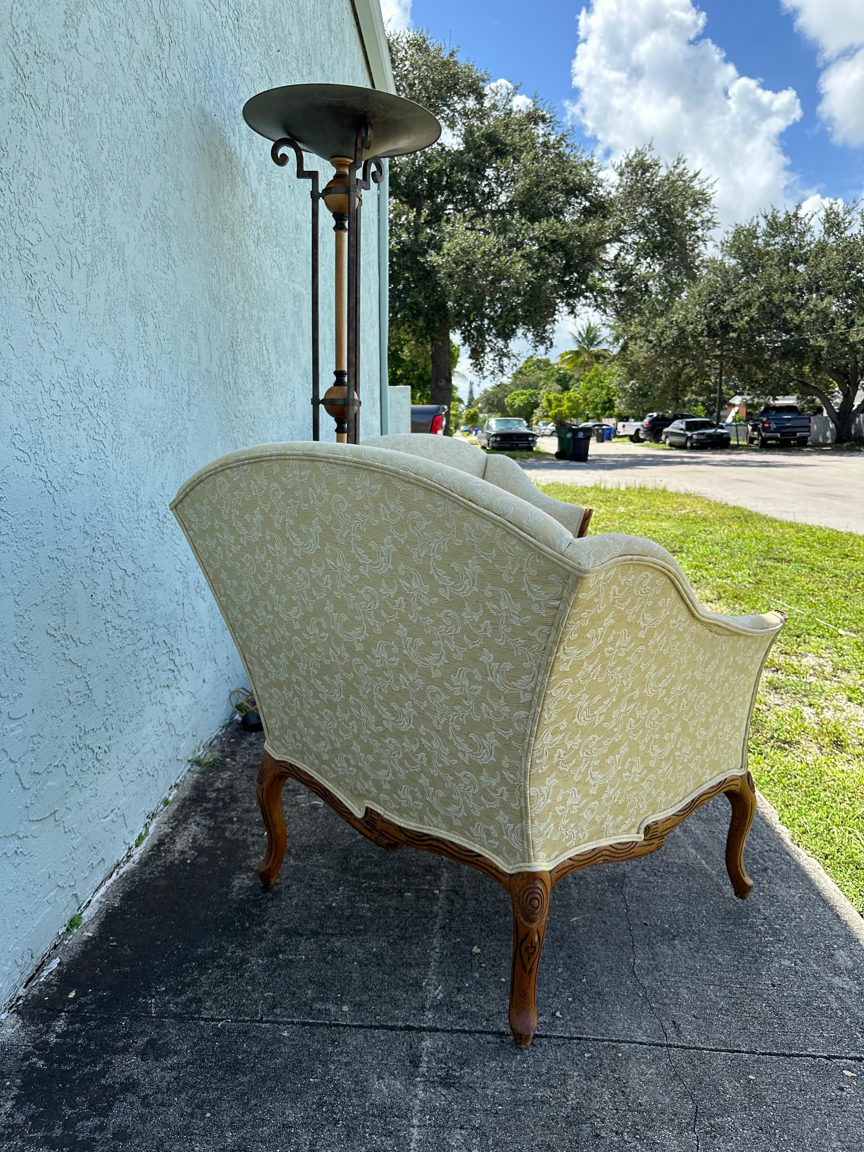 Sedie da club imbottite in legno dorato in stile Art Déco anni '40, set di 2 in vendita 4