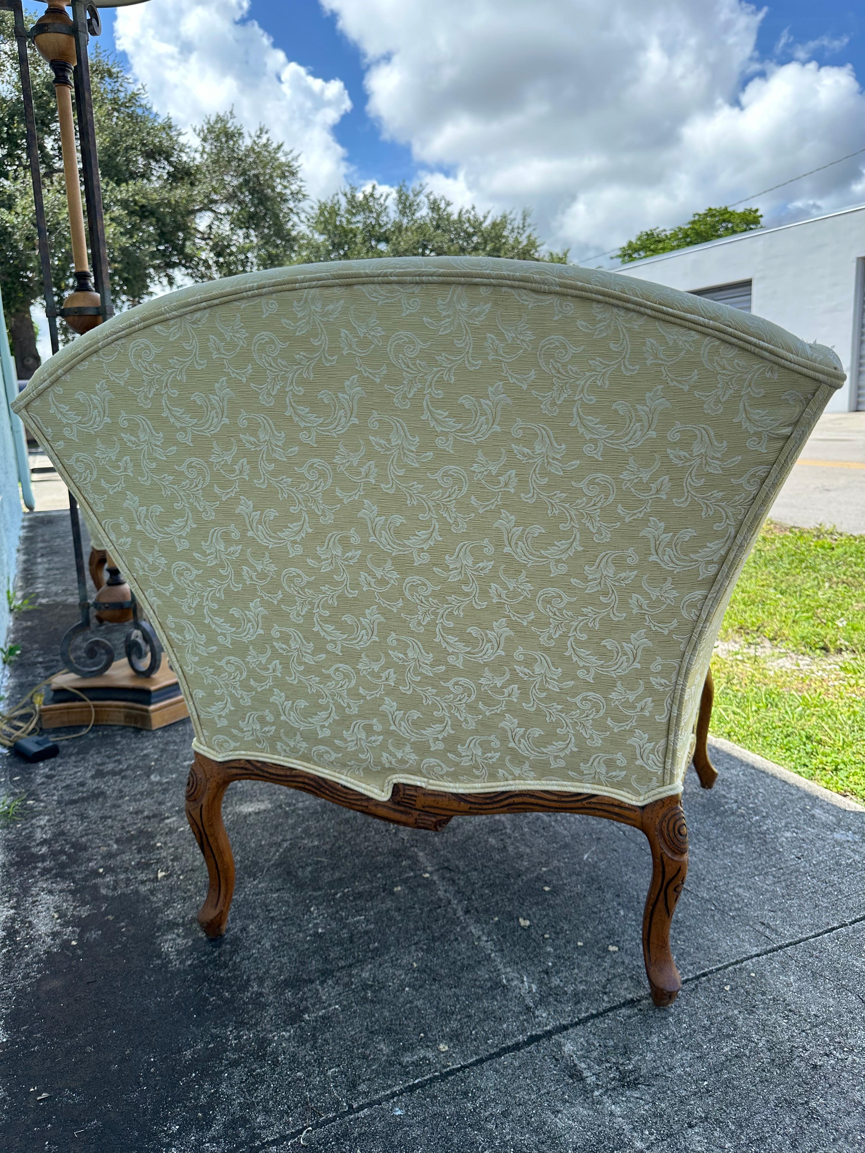 Sedie da club imbottite in legno dorato in stile Art Déco anni '40, set di 2 in vendita 5