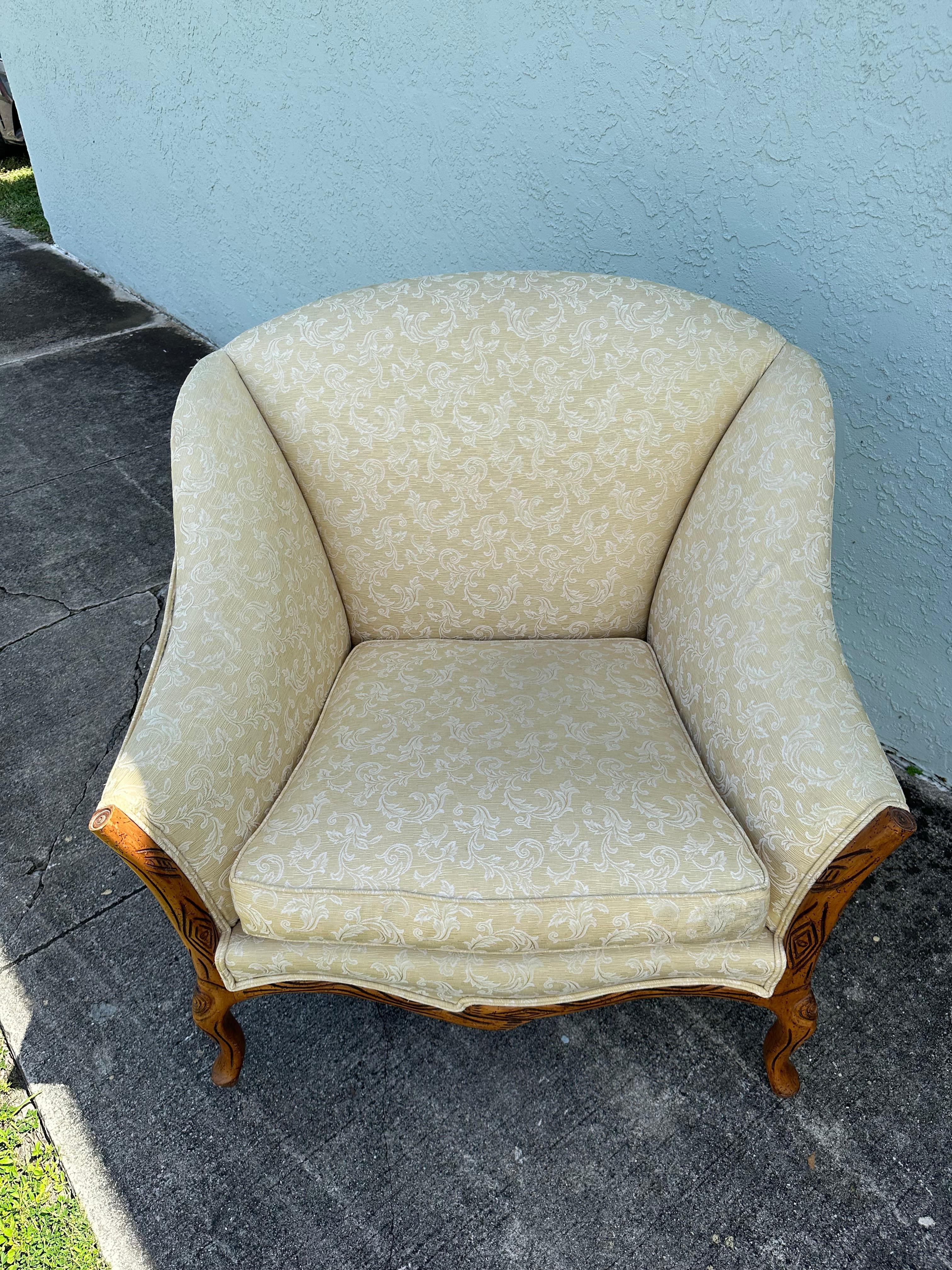 Sedie da club imbottite in legno dorato in stile Art Déco anni '40, set di 2 In condizioni buone in vendita a Fort Lauderdale, FL