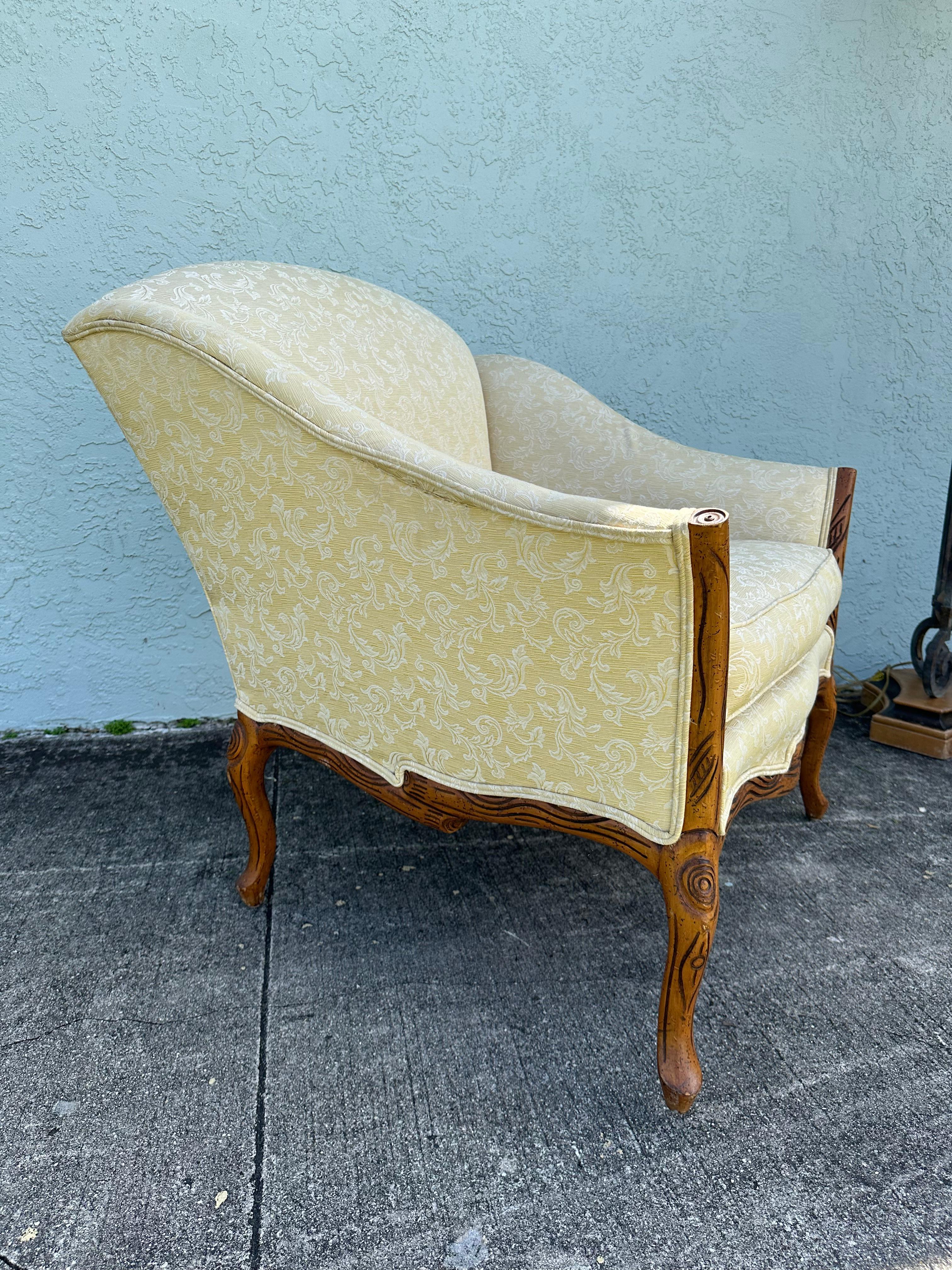Metà XX secolo Sedie da club imbottite in legno dorato in stile Art Déco anni '40, set di 2 in vendita