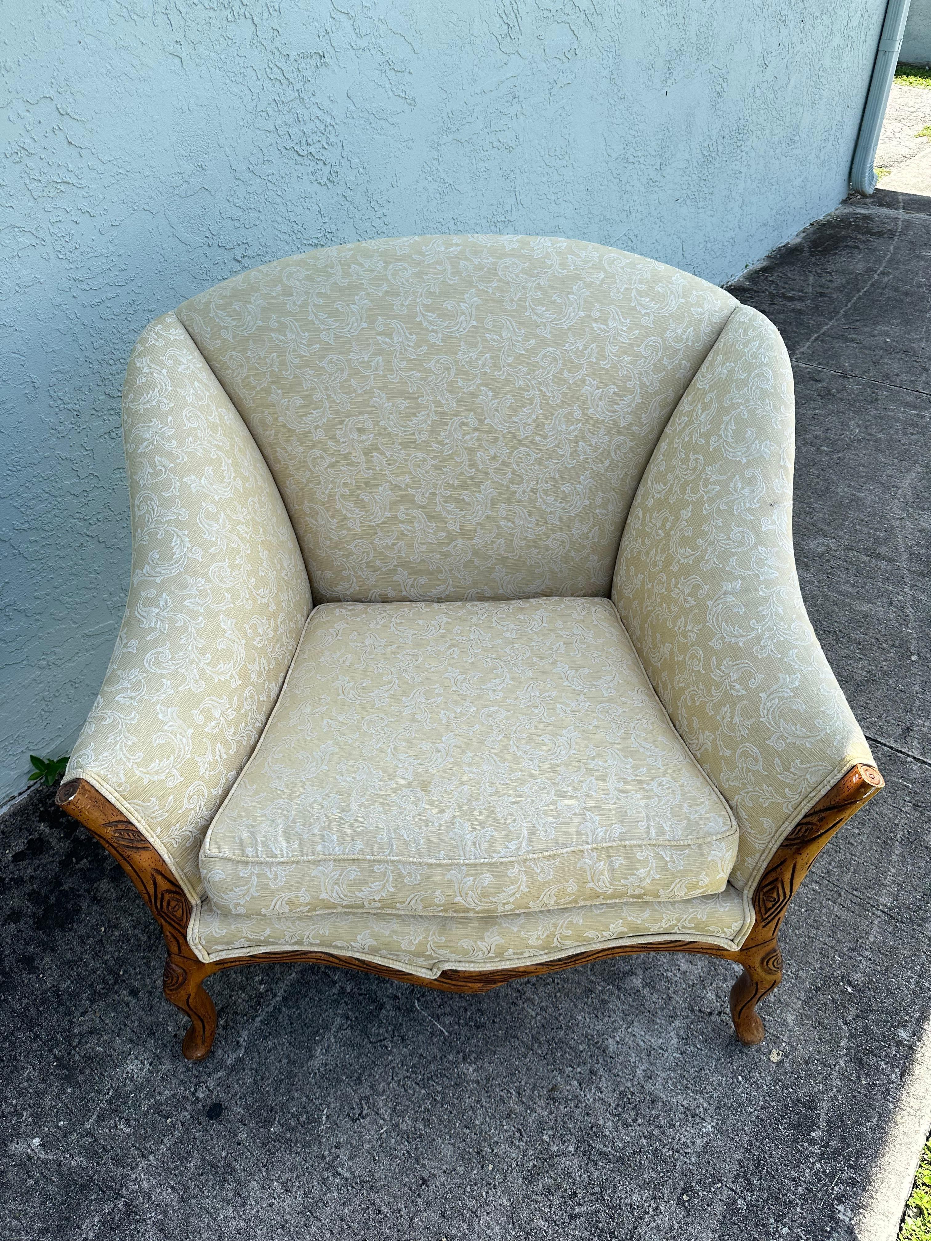 Tappezzeria Sedie da club imbottite in legno dorato in stile Art Déco anni '40, set di 2 in vendita