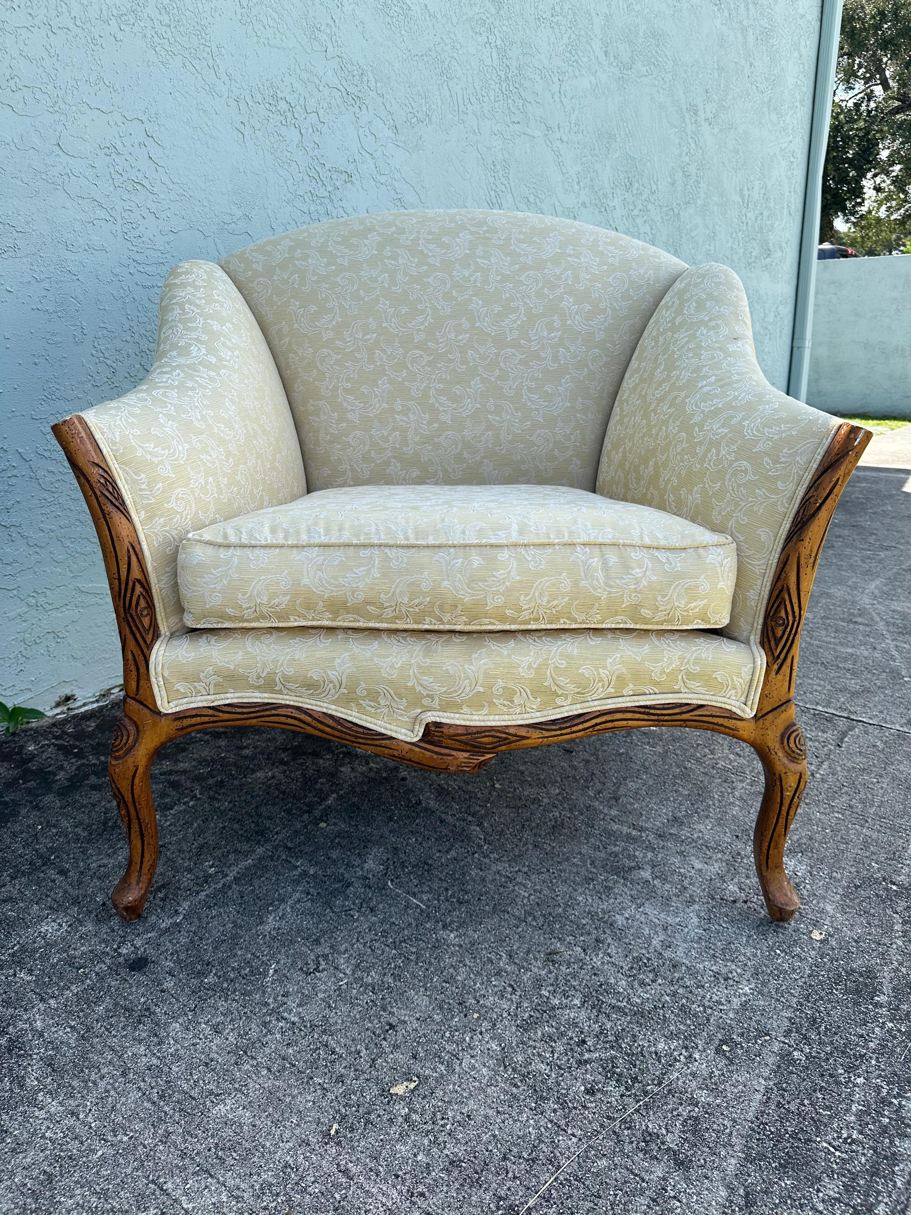 Sedie da club imbottite in legno dorato in stile Art Déco anni '40, set di 2 in vendita 1