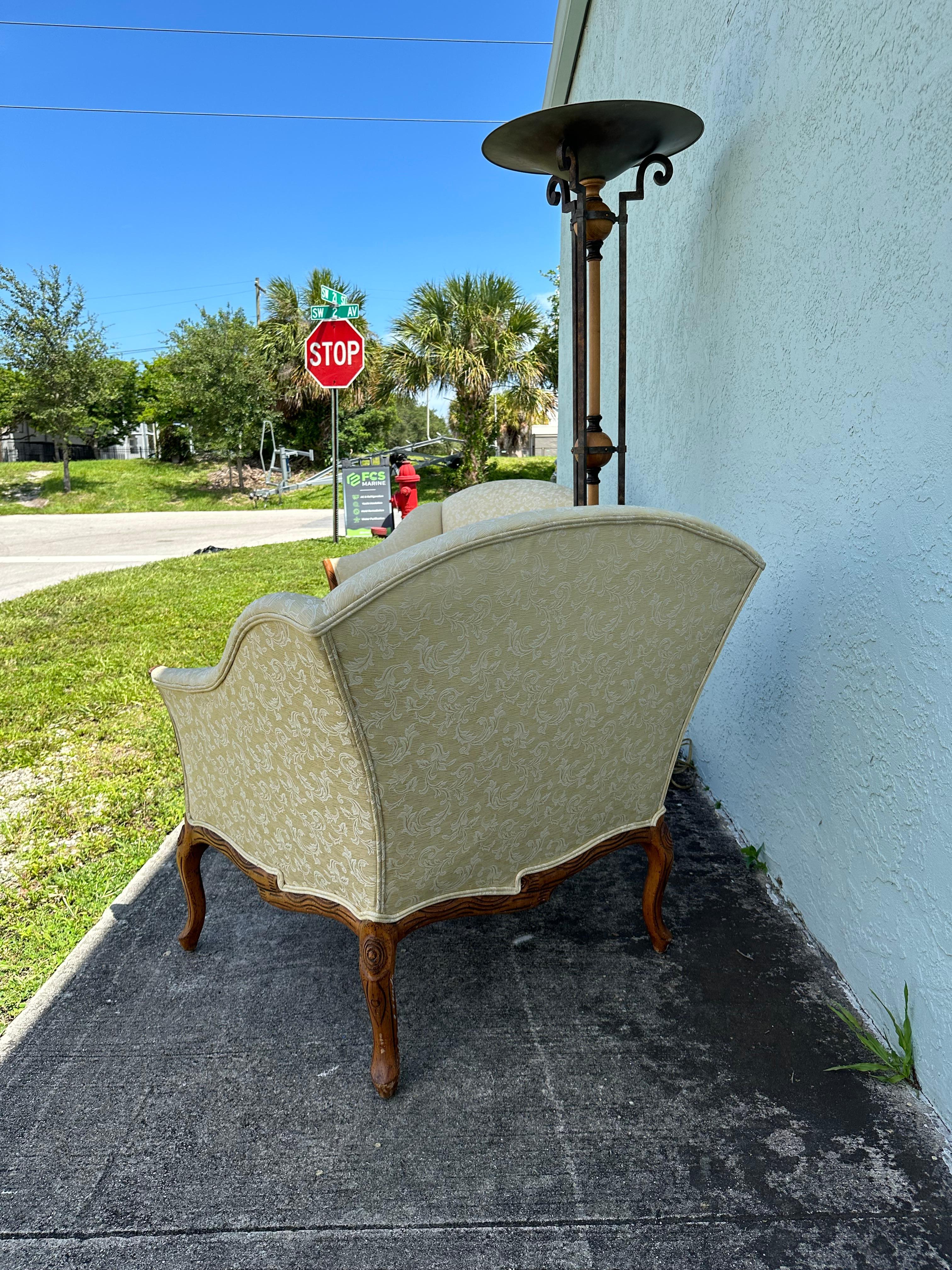 Sedie da club imbottite in legno dorato in stile Art Déco anni '40, set di 2 in vendita 3