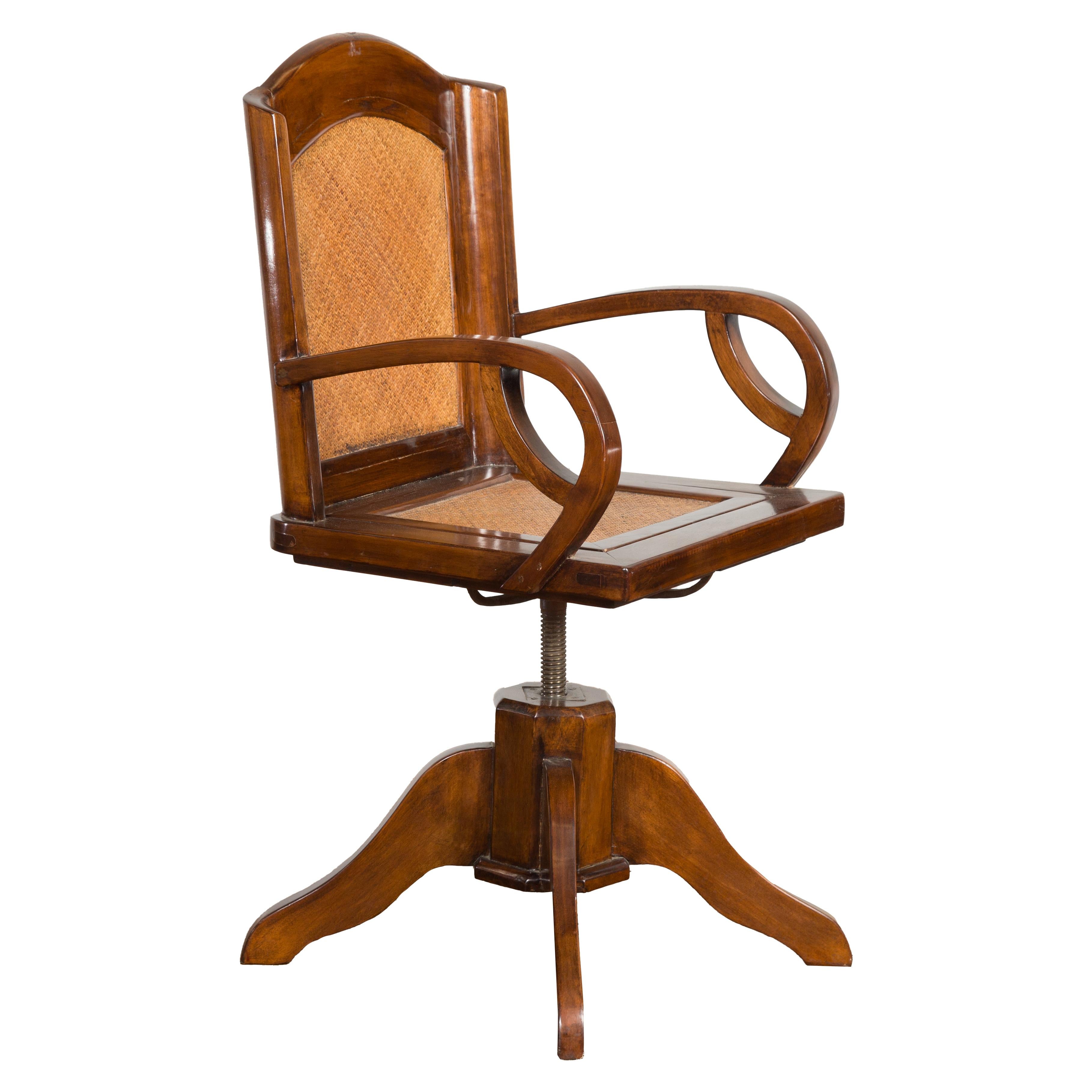 Chaise de bureau pivotante de style Art Déco des années 1940 avec bras en rotin tressé et boucles en vente 2