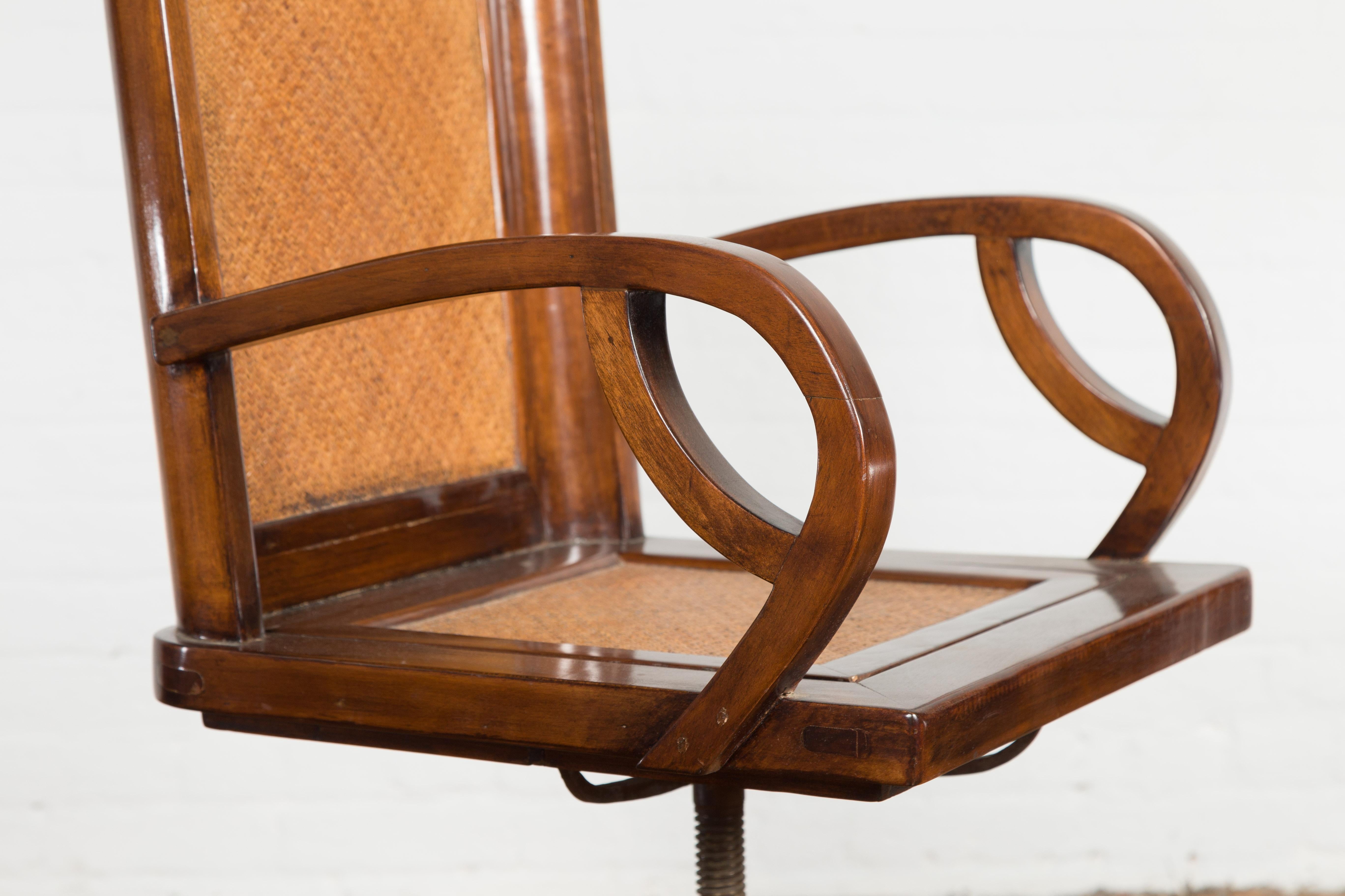 Rotin Chaise de bureau pivotante de style Art Déco des années 1940 avec bras en rotin tressé et boucles en vente