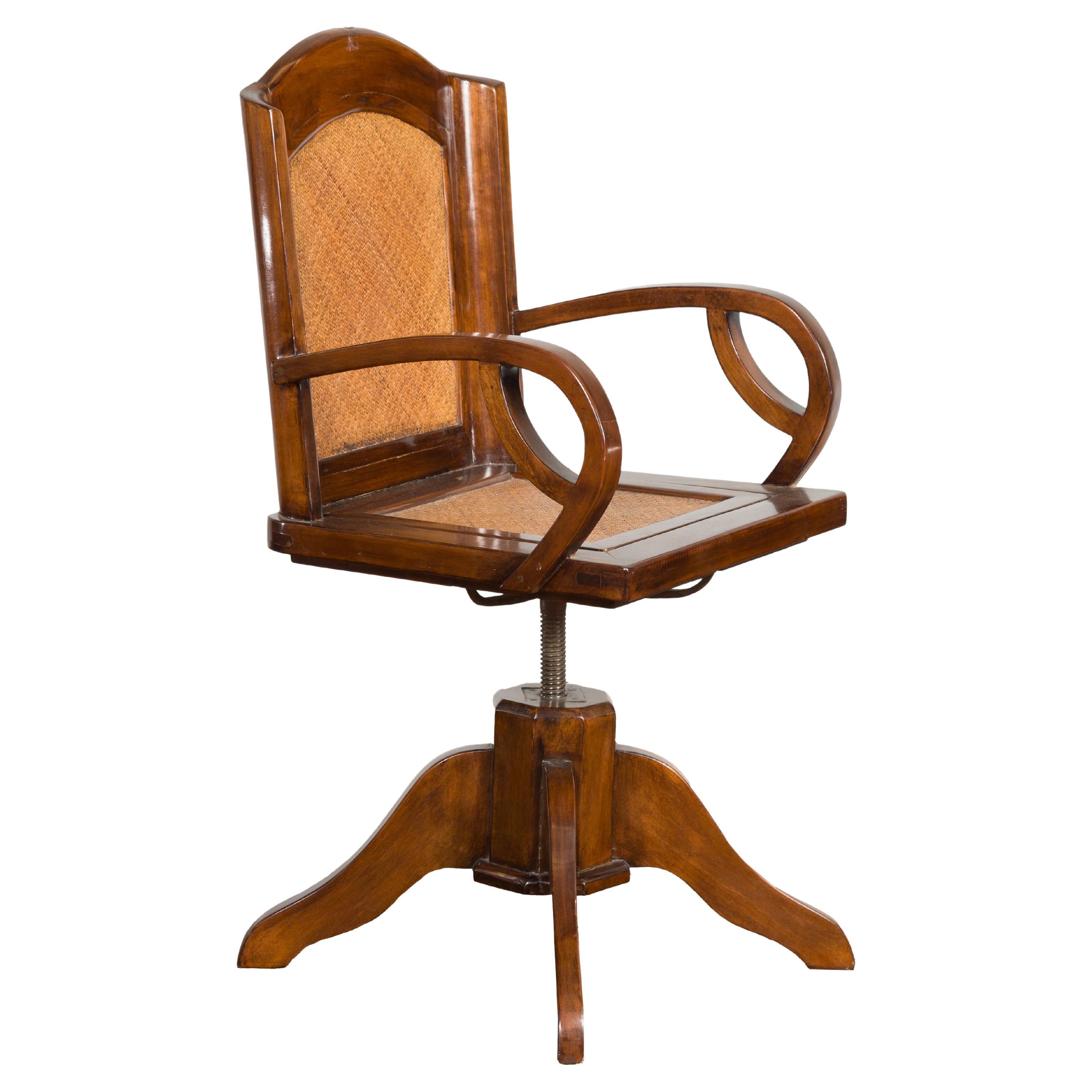Chaise de bureau pivotante de style Art Déco des années 1940 avec bras en rotin tressé et boucles en vente