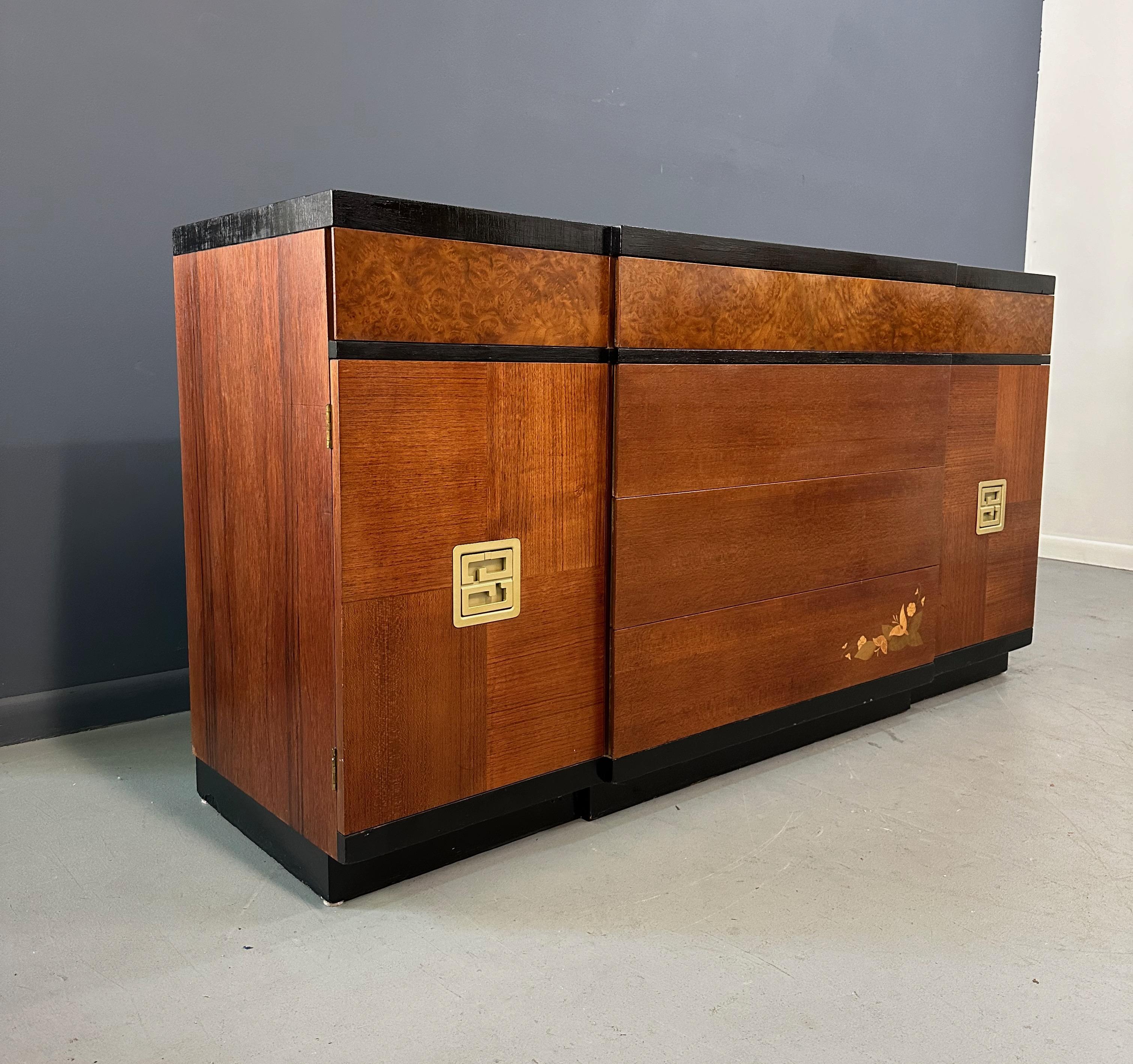 Art Déco Server in noce Art Deco Vanleigh degli anni '40 con fiori intarsiati e accenti di radica in vendita