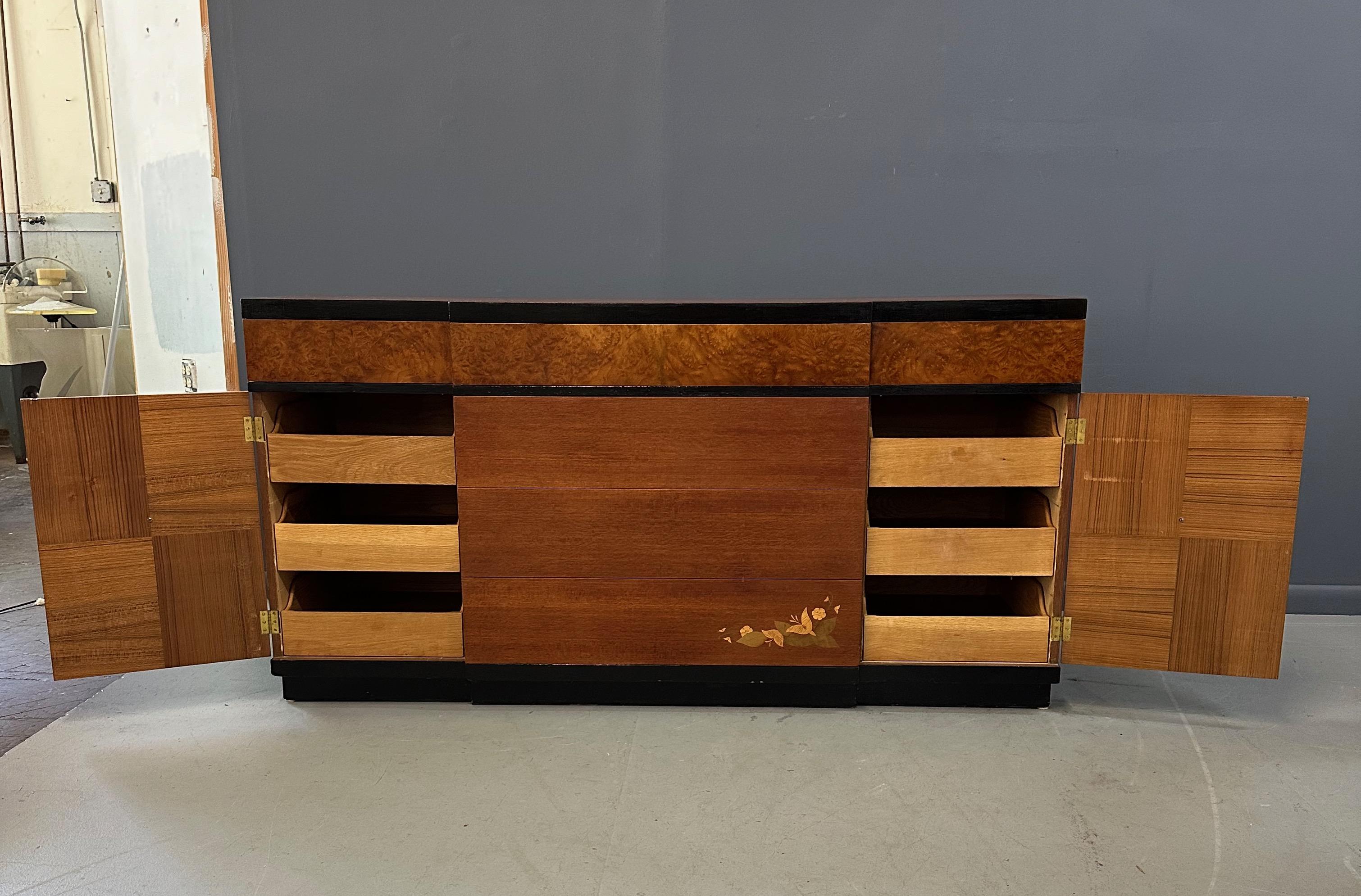 Nordamericano Server in noce Art Deco Vanleigh degli anni '40 con fiori intarsiati e accenti di radica in vendita
