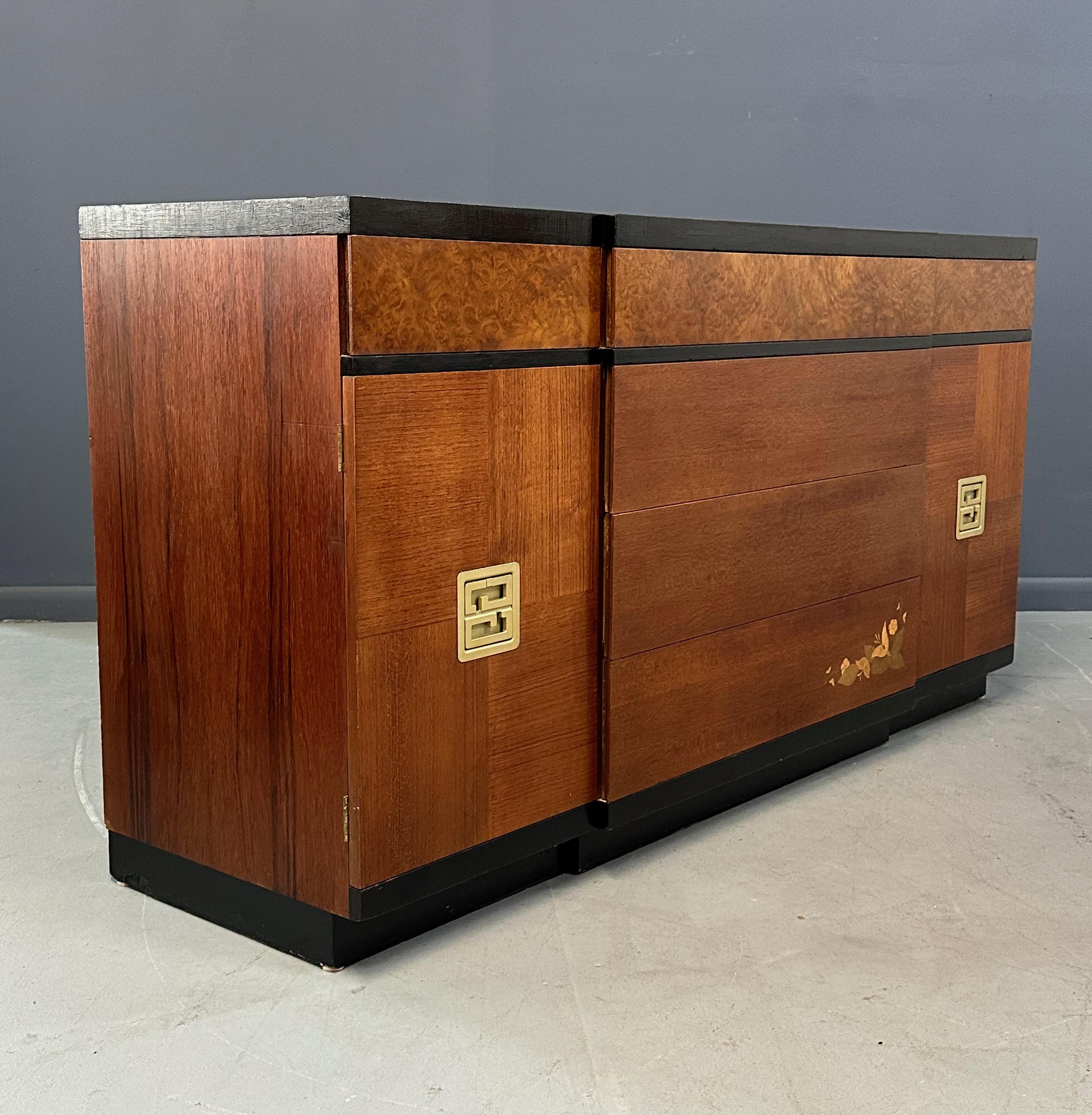 Server in noce Art Deco Vanleigh degli anni '40 con fiori intarsiati e accenti di radica In condizioni buone in vendita a Philadelphia, PA