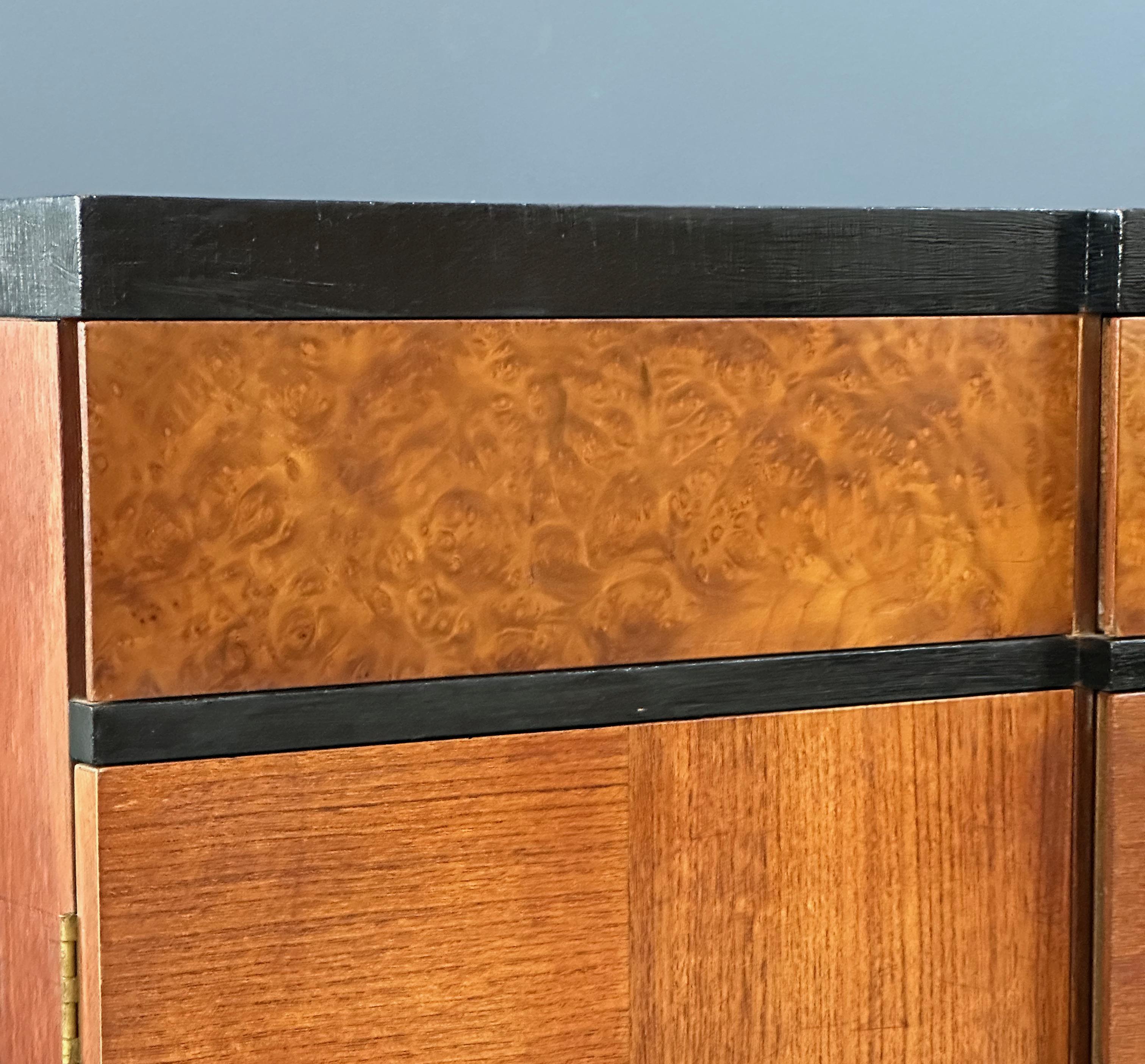 XX secolo Server in noce Art Deco Vanleigh degli anni '40 con fiori intarsiati e accenti di radica in vendita