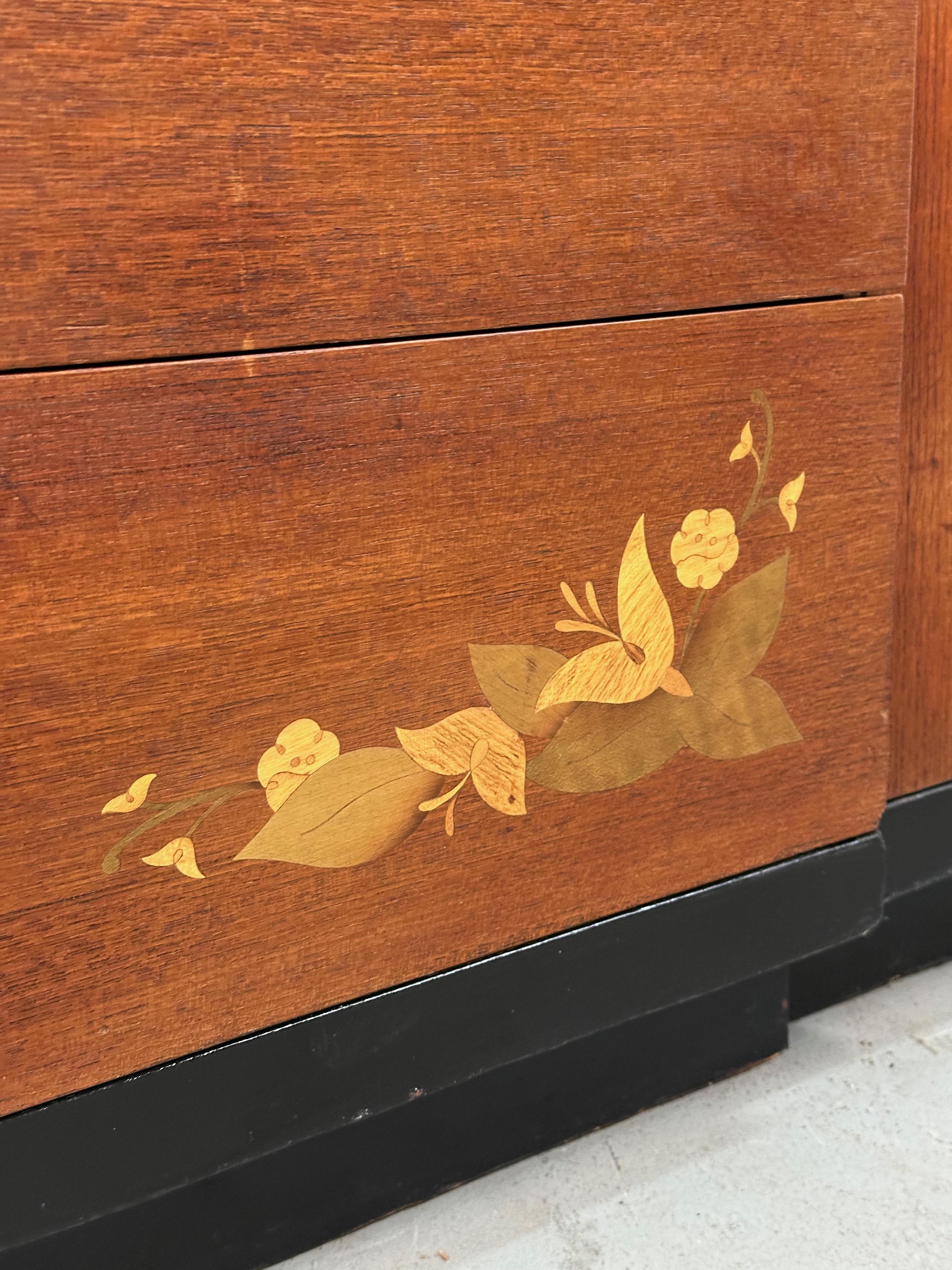 Noce Server in noce Art Deco Vanleigh degli anni '40 con fiori intarsiati e accenti di radica in vendita