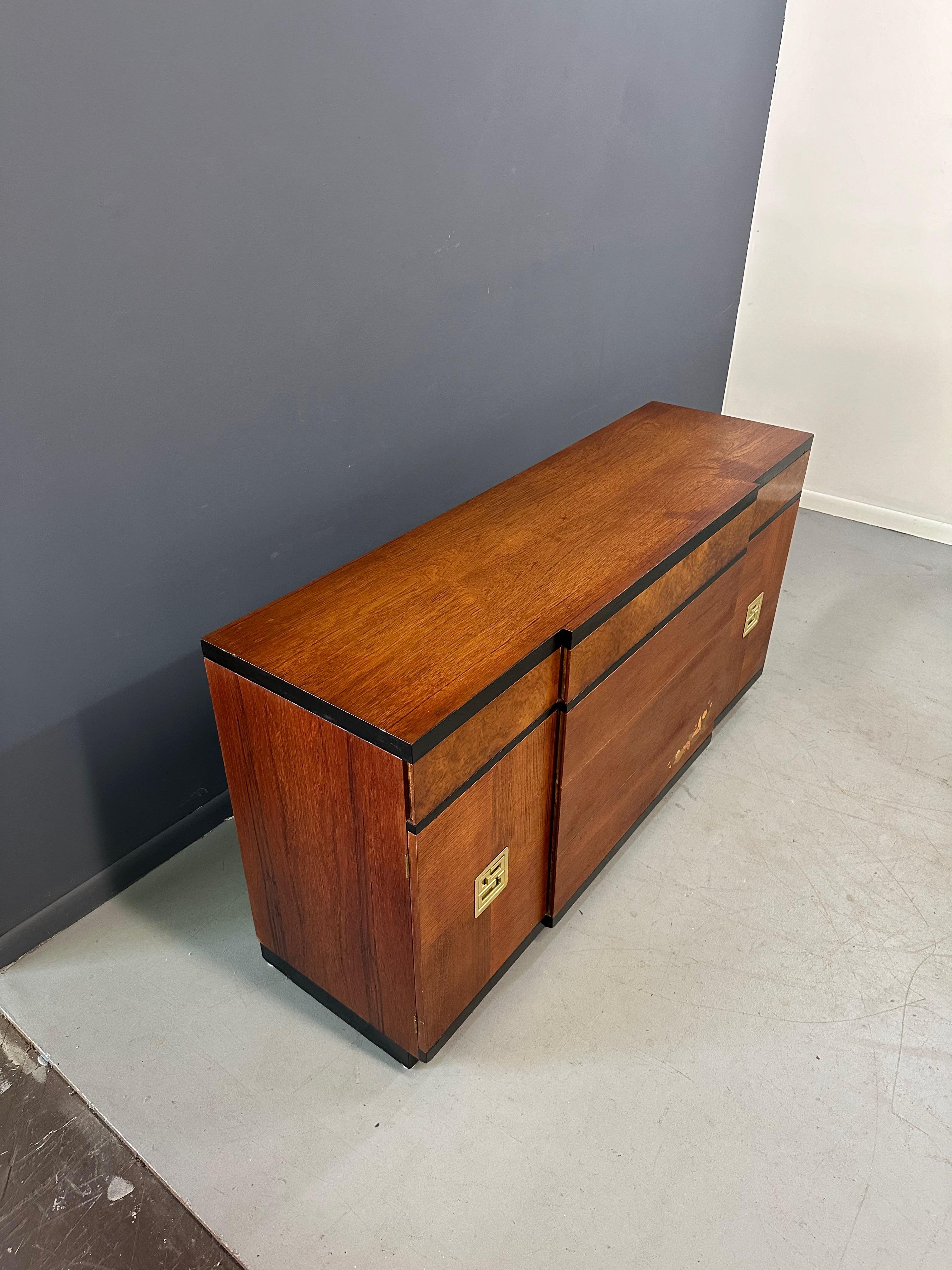 Server in noce Art Deco Vanleigh degli anni '40 con fiori intarsiati e accenti di radica in vendita 1