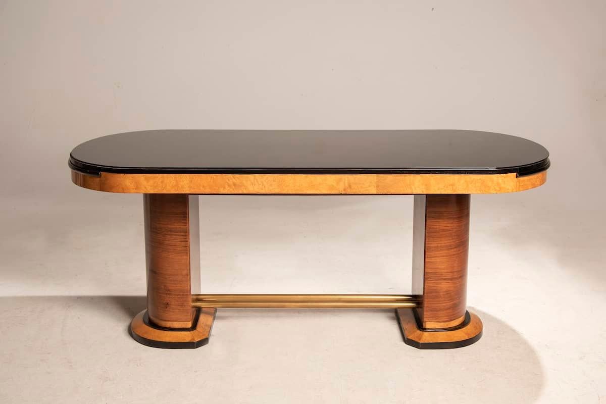 1940s Art Deco Wood Wood & Brass Leg, Black Glass Oval Table, extensible

Table ovale en noyer des années 1940 avec verre noir extensible. La table est en bon état après une restauration conservatrice. L'objet peut être étendu par deux extensions