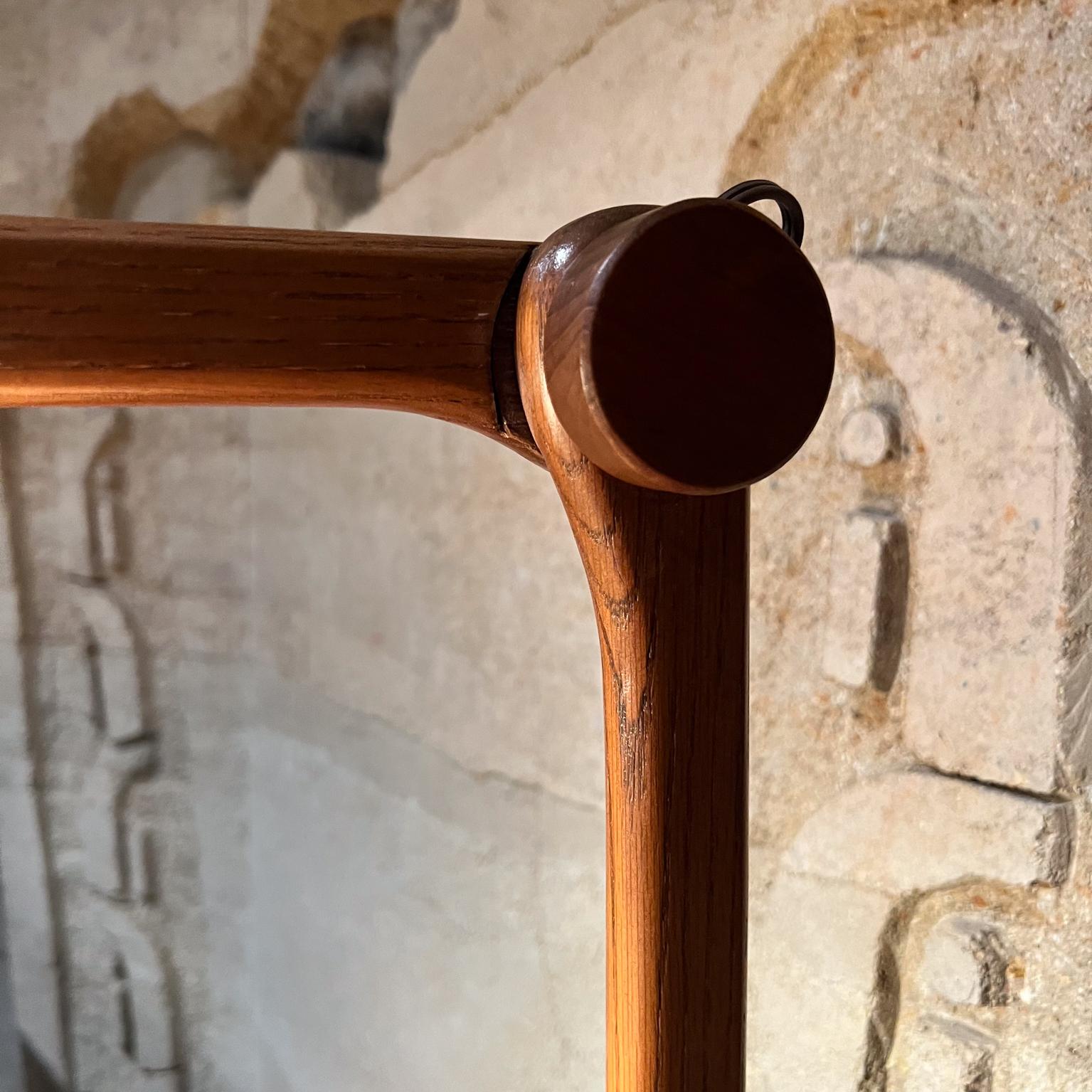 Lampada a morsetto articolata per scrivania da tavolo degli anni '40, Wood Oak In condizioni buone in vendita a Chula Vista, CA